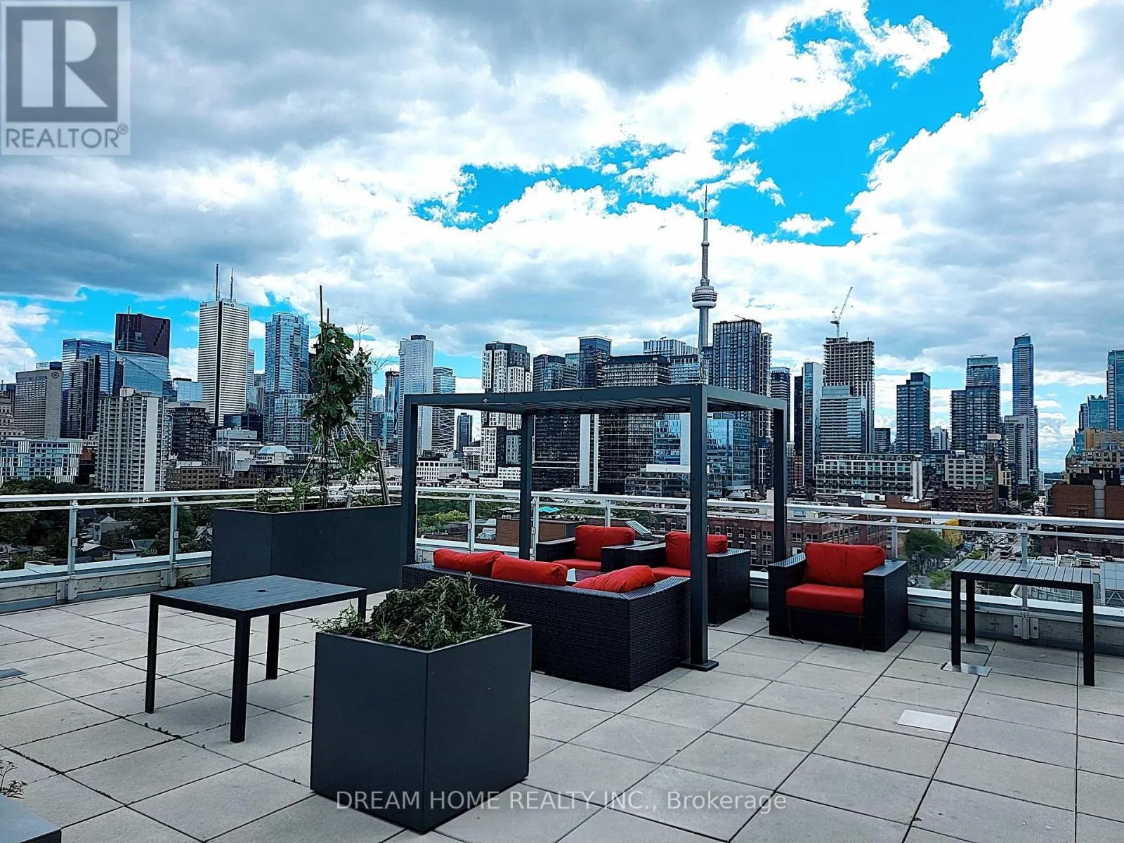 PH06 - 10 WILLISON SQUARE