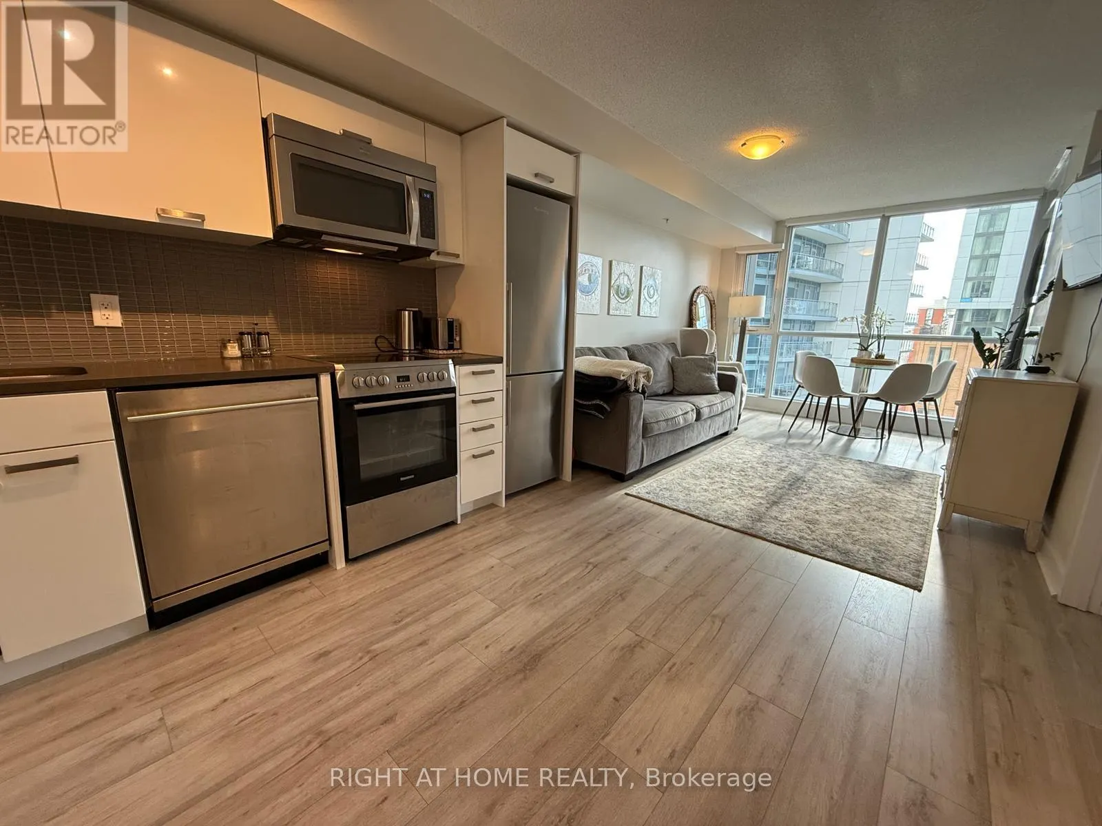 1412 - 295 ADELAIDE STREET W