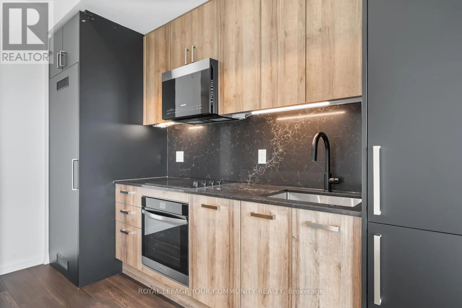 2708 - 280 DUNDAS STREET W