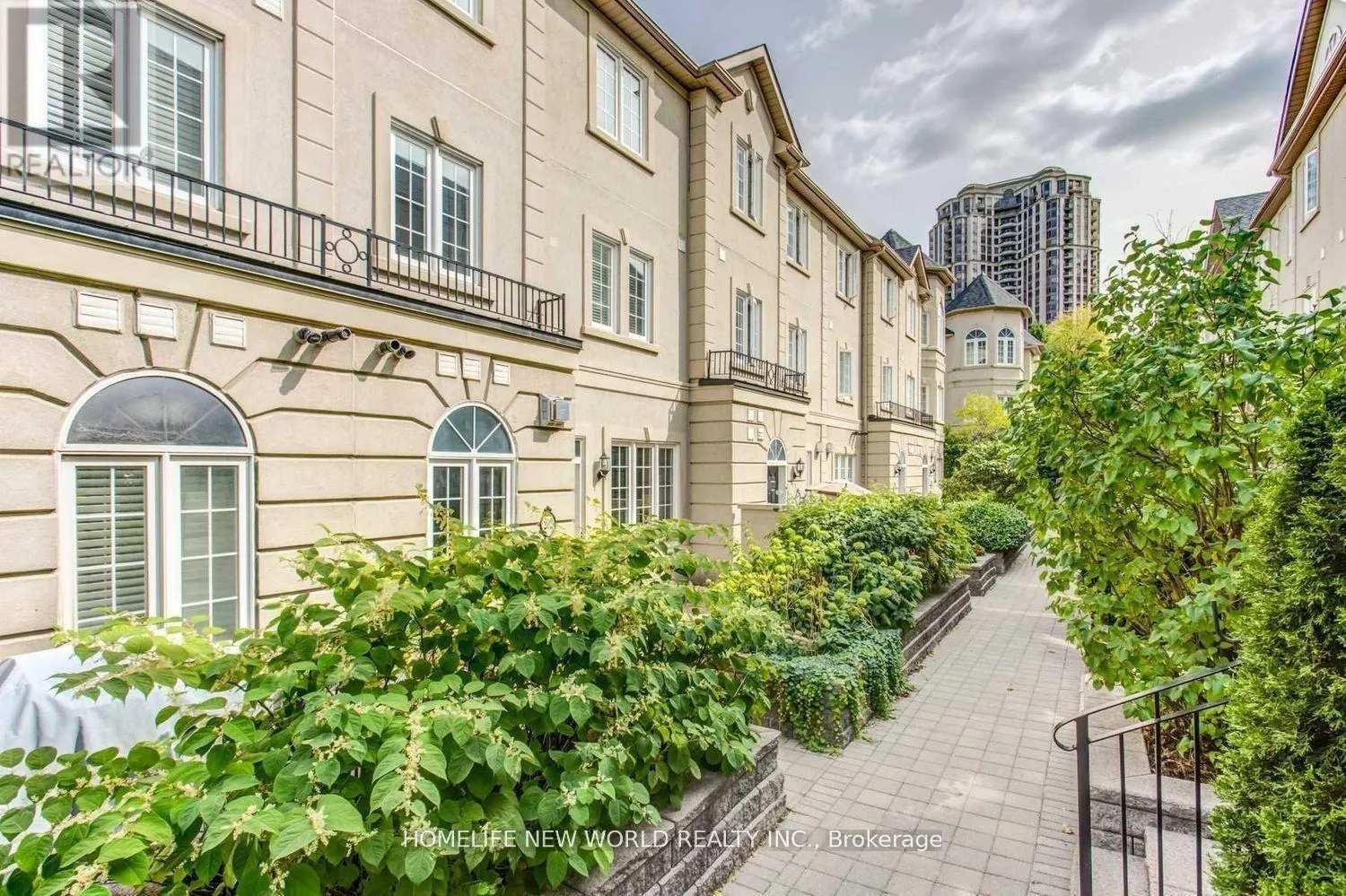 204 - 11 EVERSON DRIVE