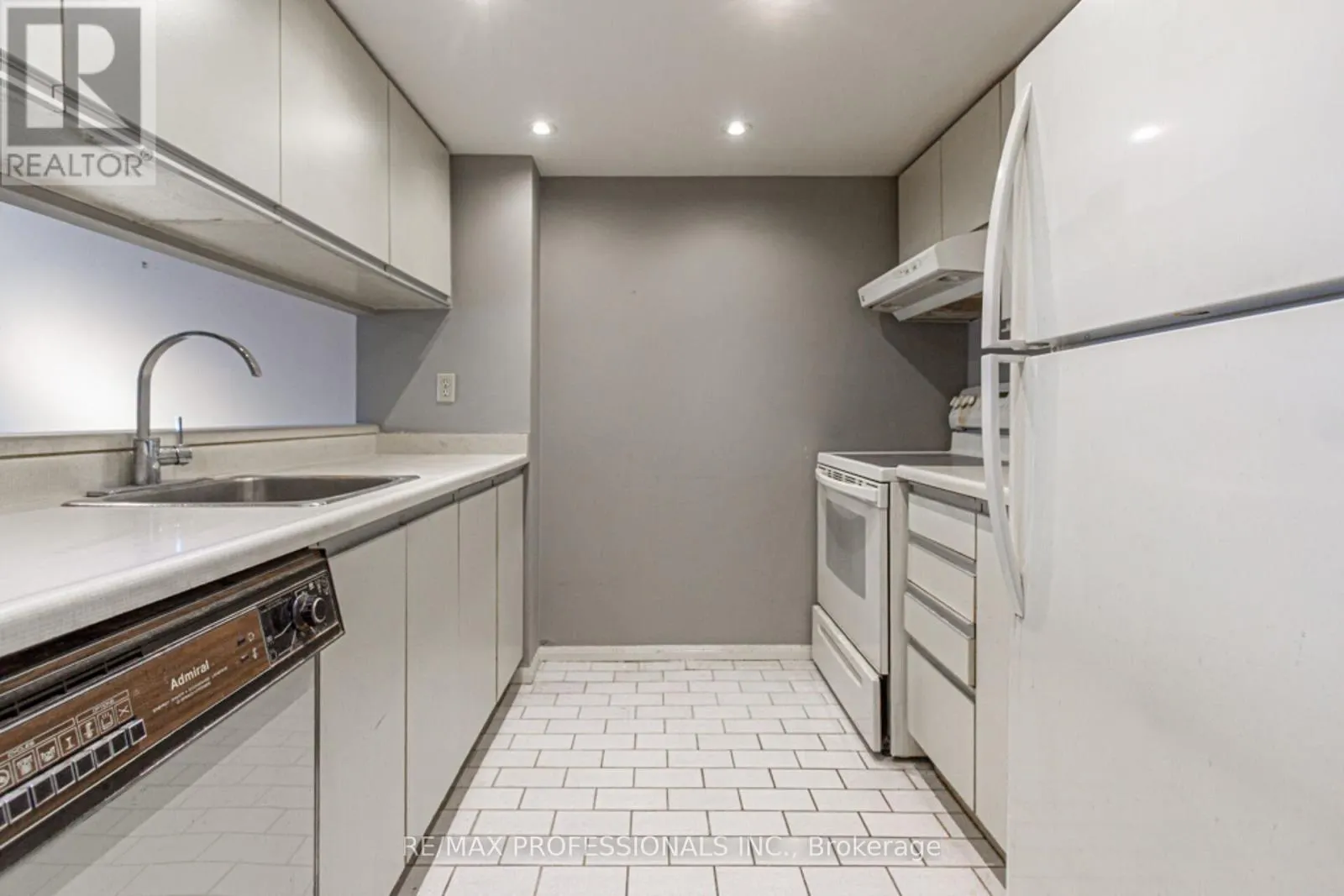 405 - 705 KING STREET W