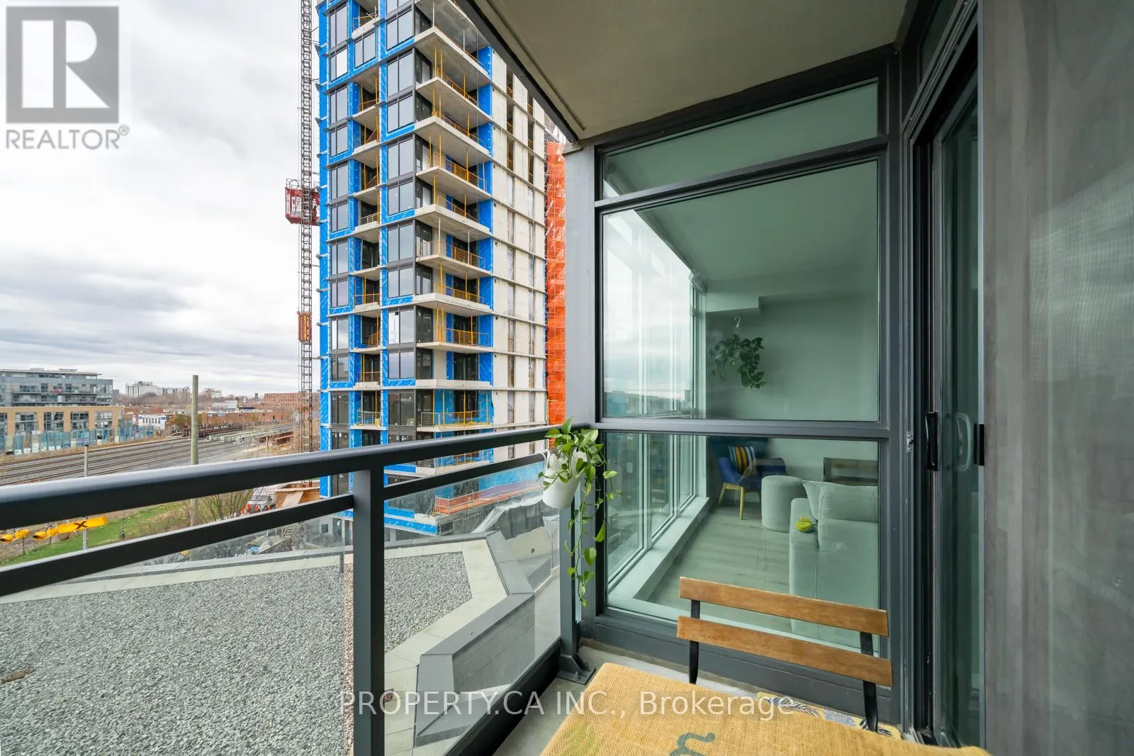 512 - 1171 QUEEN STREET W