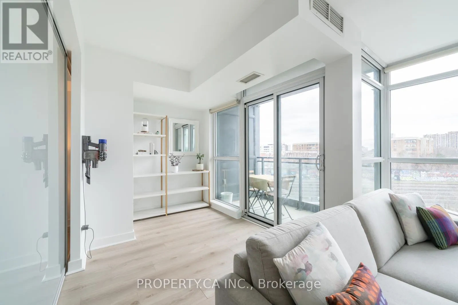 512 - 1171 QUEEN STREET W