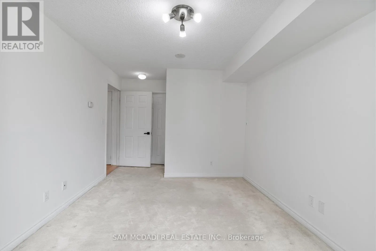 802 - 18 SPRING GARDEN AVENUE