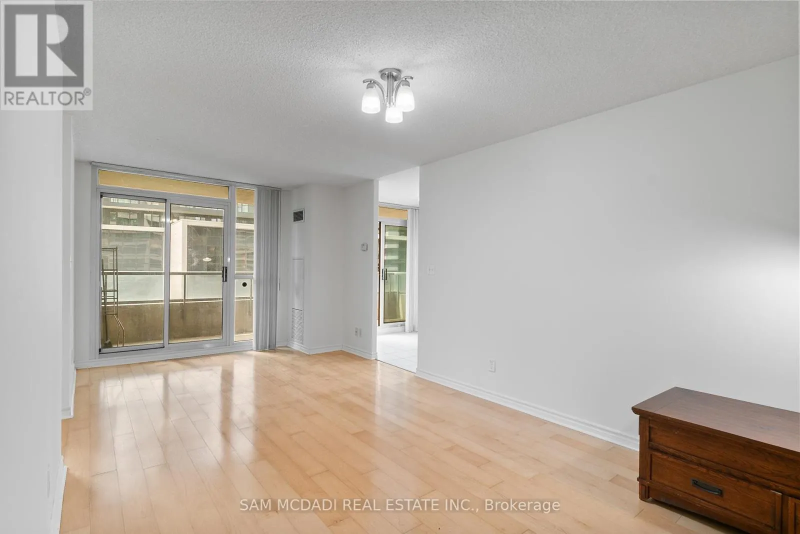 802 - 18 SPRING GARDEN AVENUE