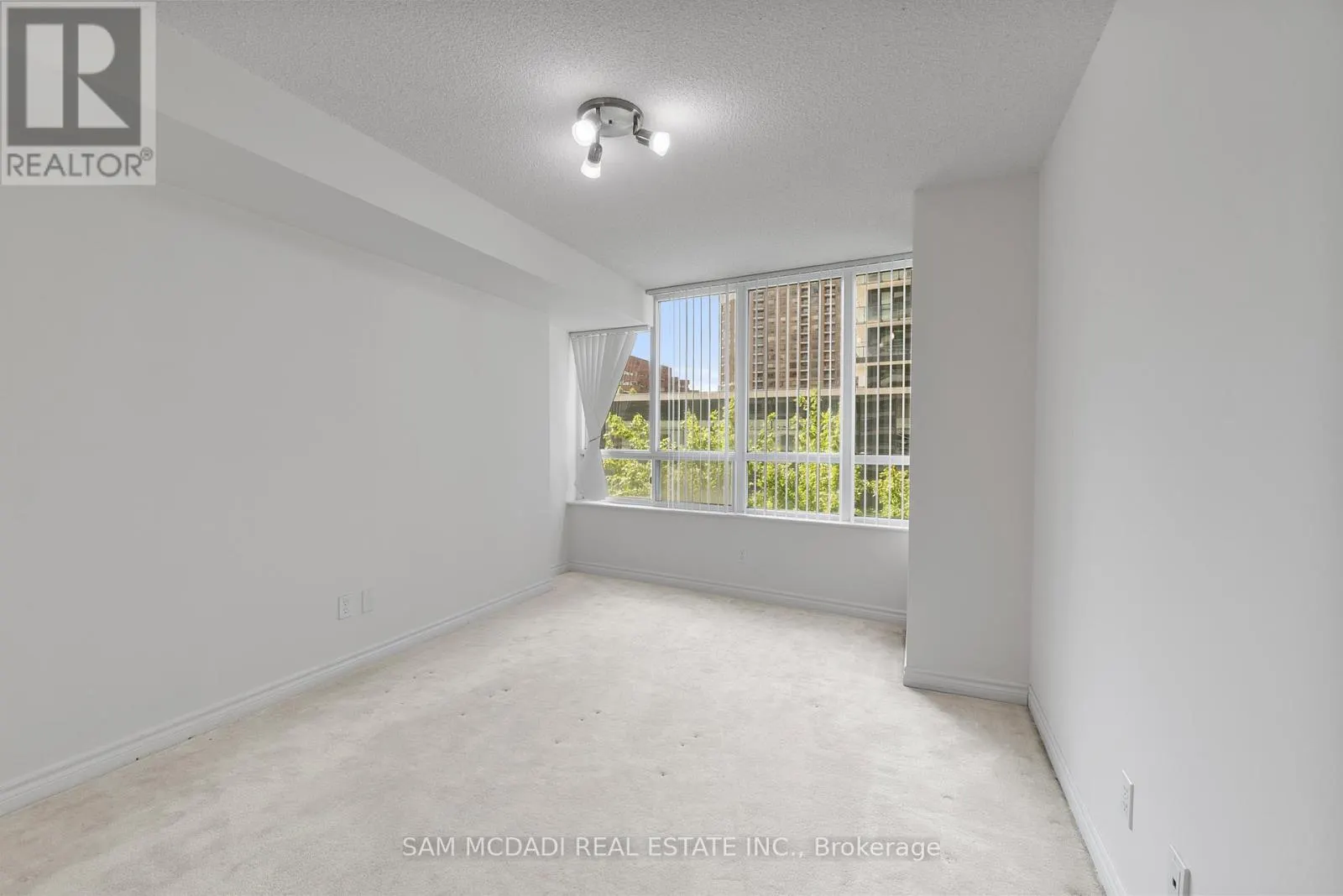 802 - 18 SPRING GARDEN AVENUE