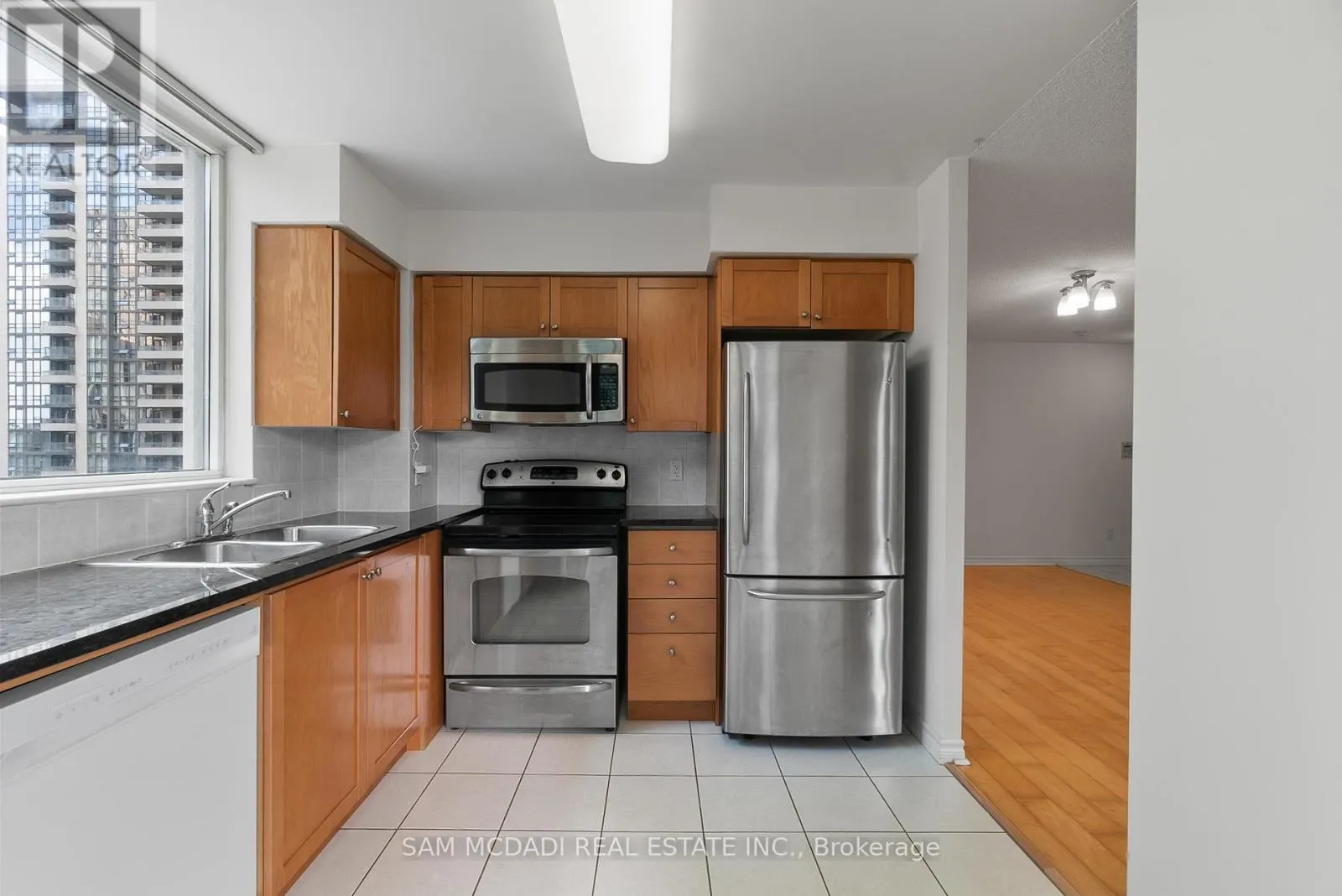 802 - 18 SPRING GARDEN AVENUE
