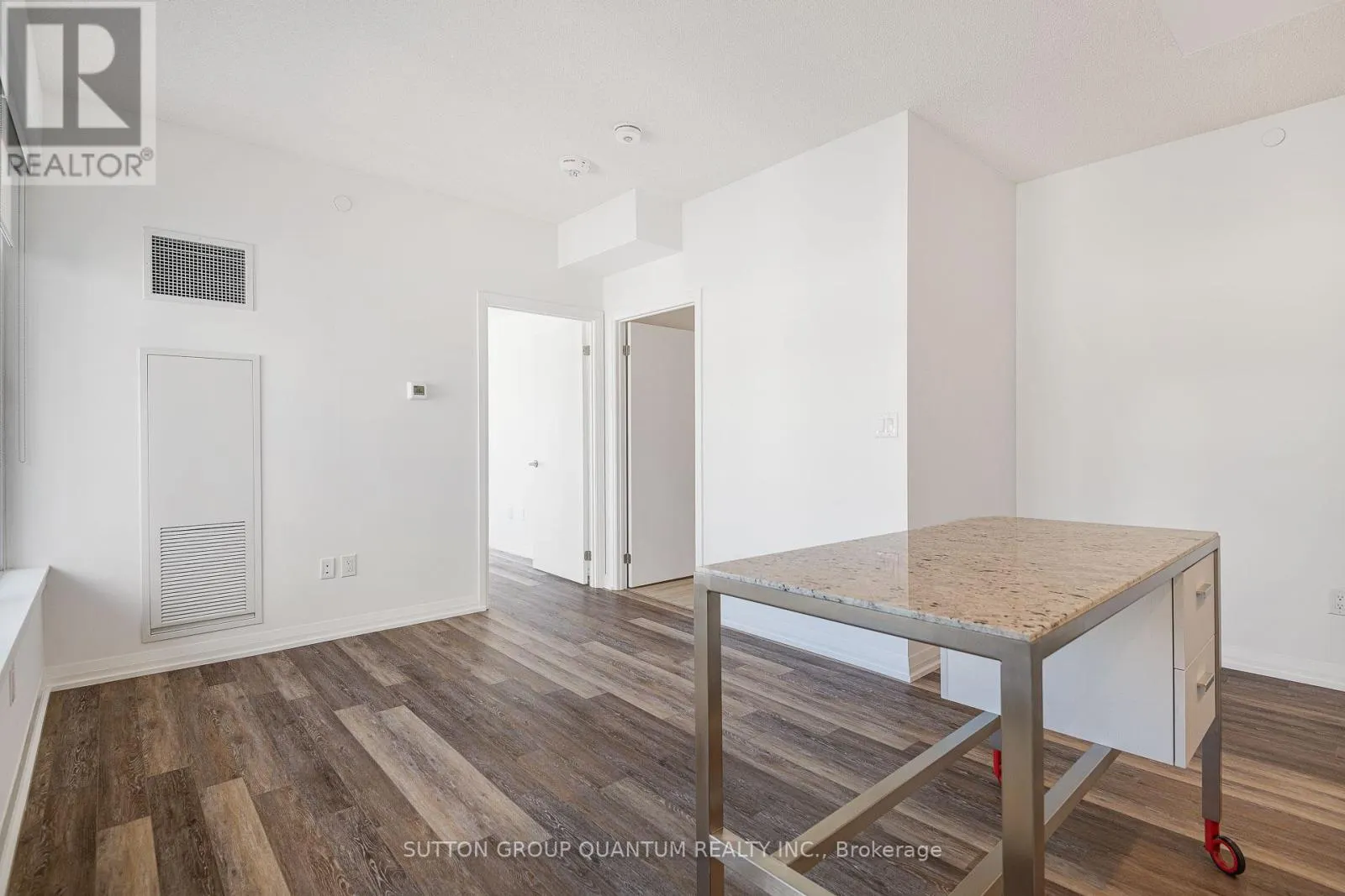 302 - 75 CANTERBURY PLACE