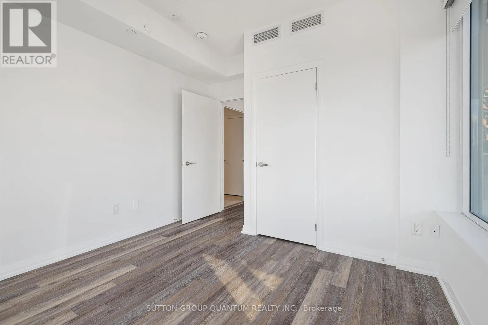 302 - 75 CANTERBURY PLACE