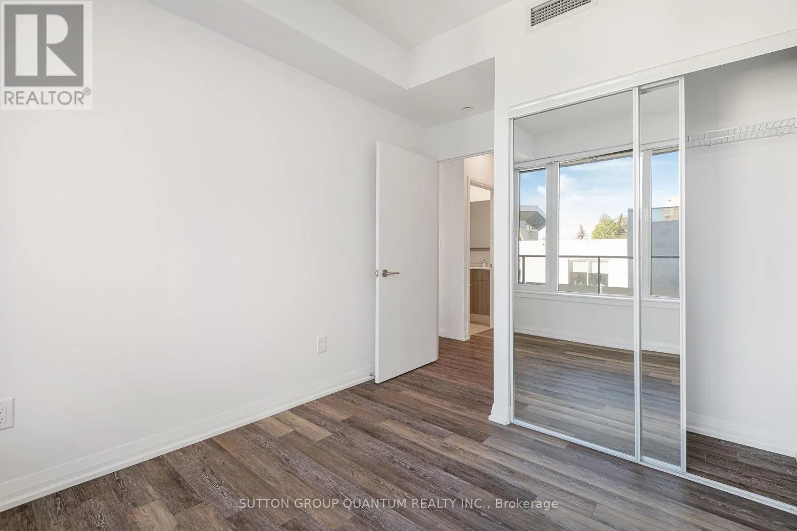 302 - 75 CANTERBURY PLACE
