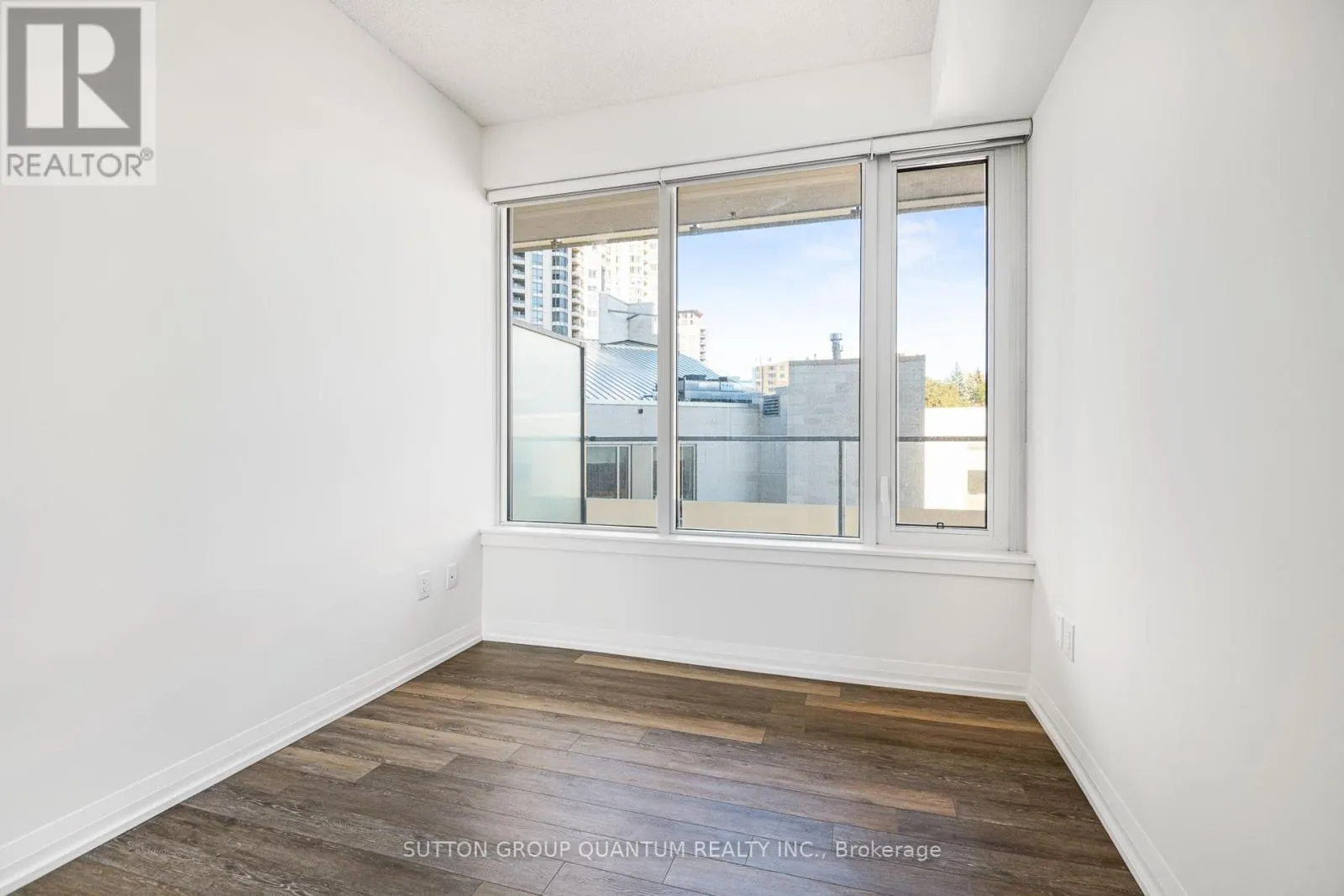 302 - 75 CANTERBURY PLACE