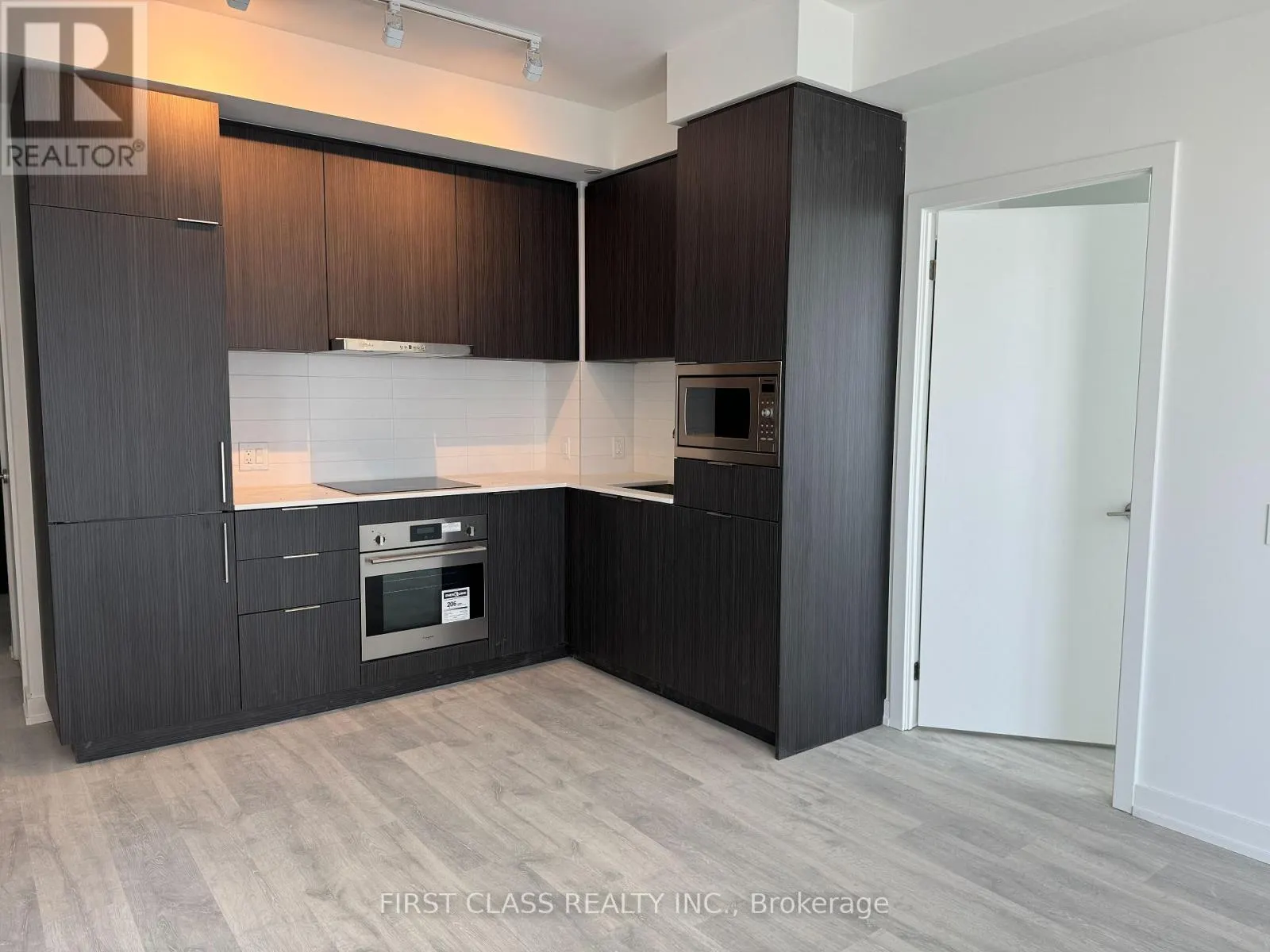 N1907 - 7 GOLDEN LION HEIGHTS