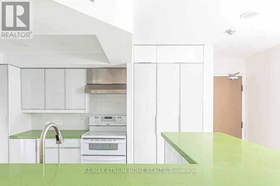 2712 - 1001 BAY STREET