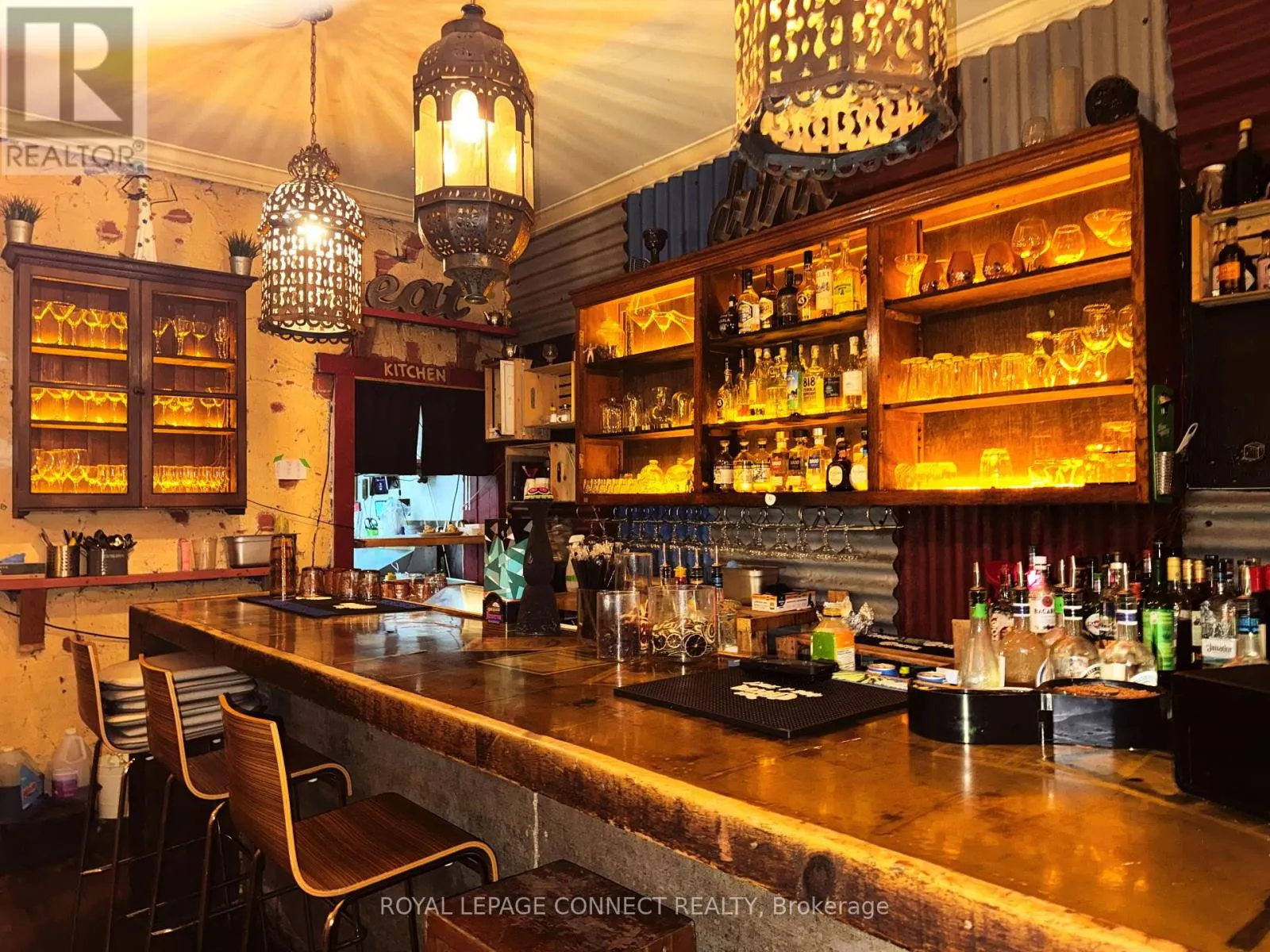942 QUEEN STREET W