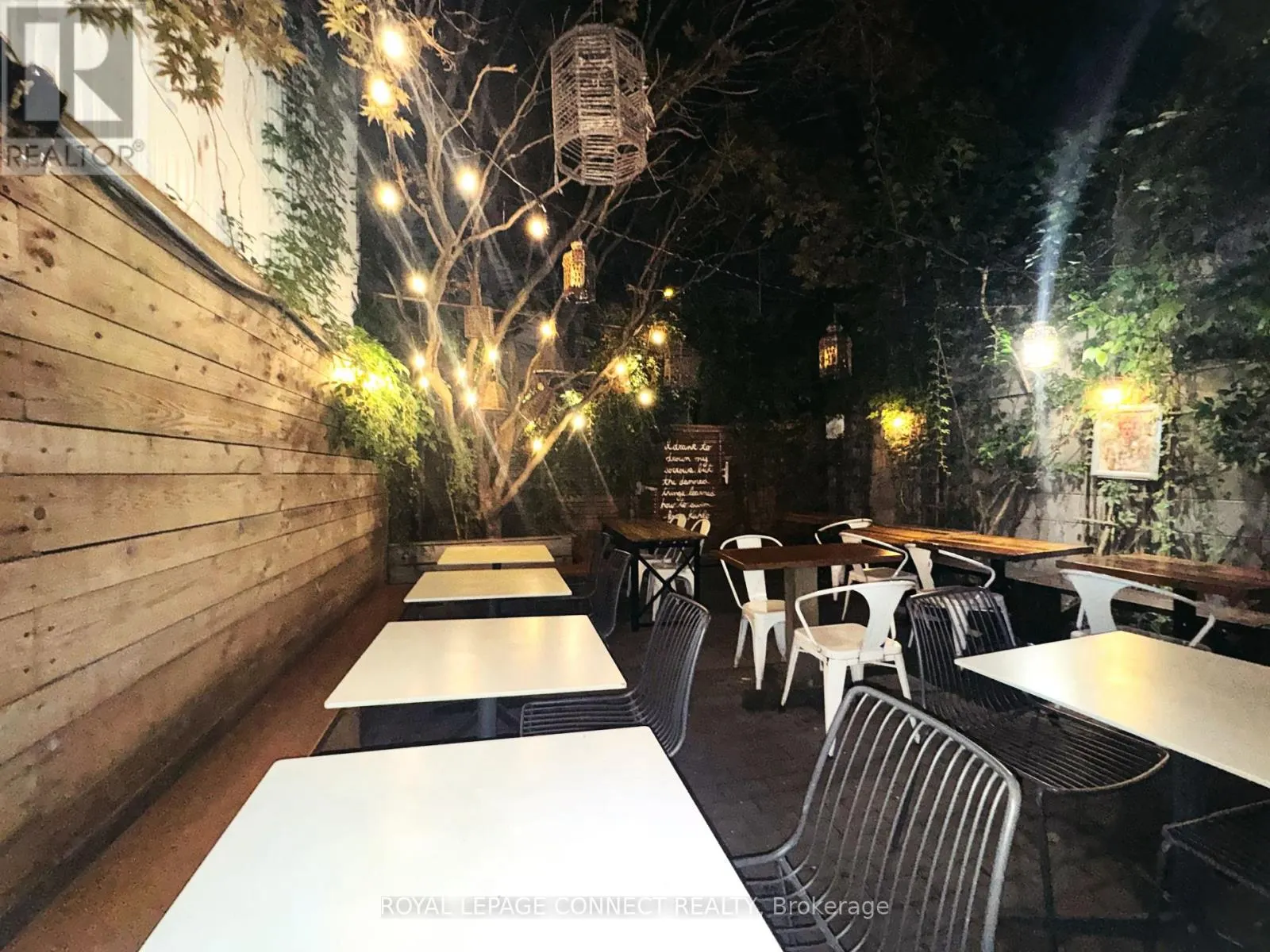 942 QUEEN STREET W