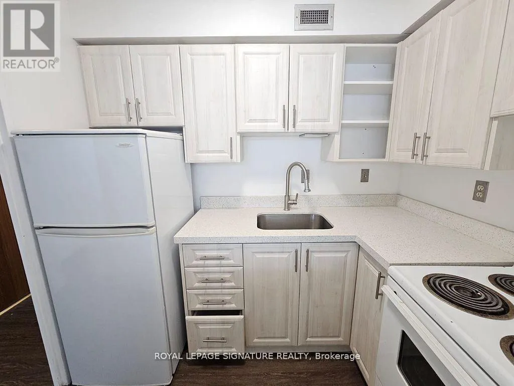 810 - 720 SPADINA AVENUE