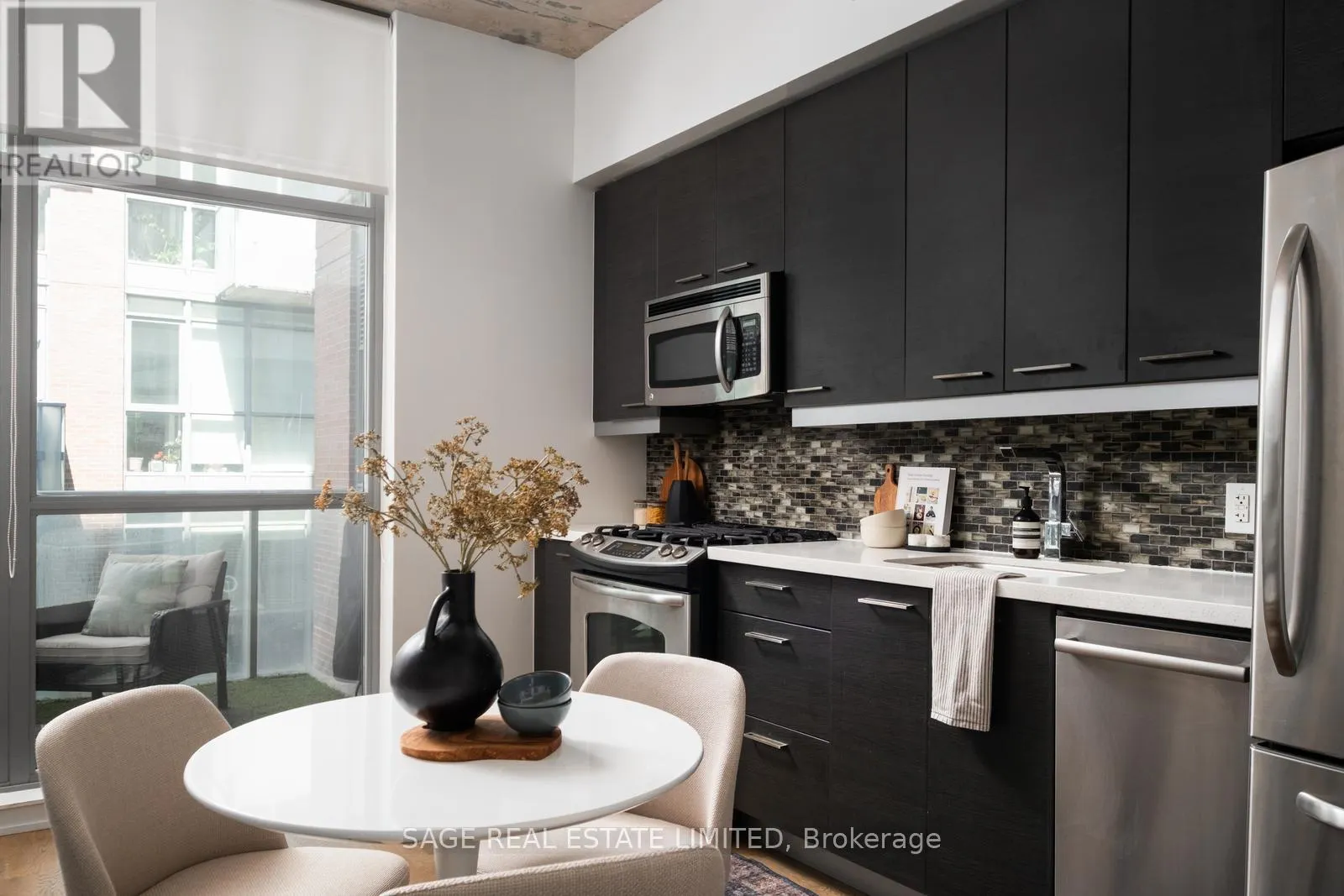 401 - 2 GLADSTONE AVENUE