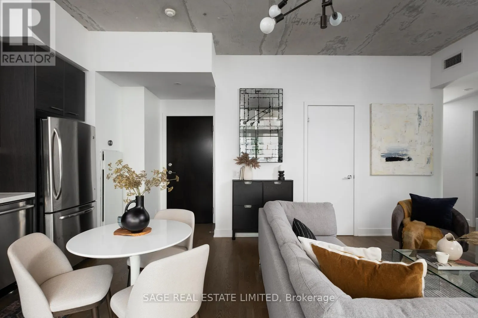 401 - 2 GLADSTONE AVENUE