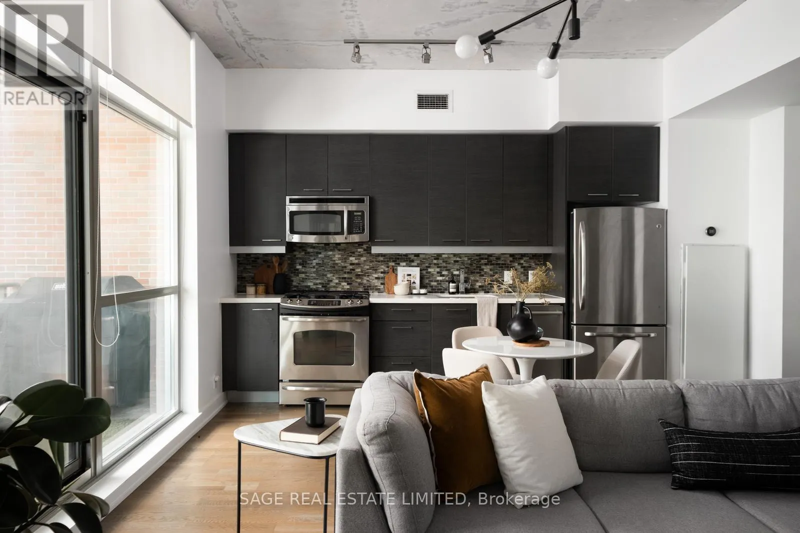 401 - 2 GLADSTONE AVENUE