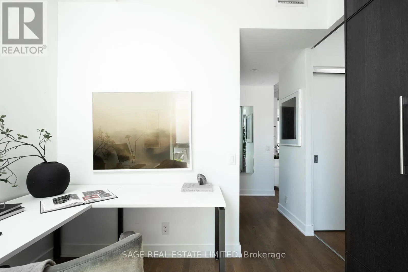 401 - 2 GLADSTONE AVENUE