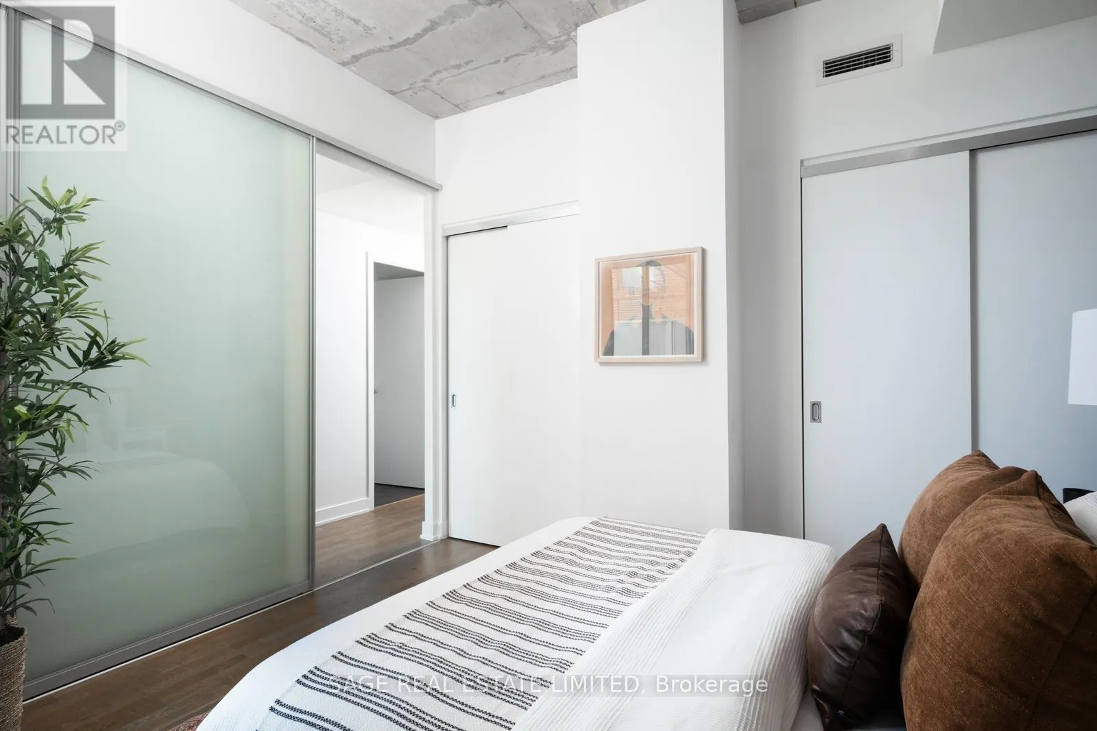 401 - 2 GLADSTONE AVENUE