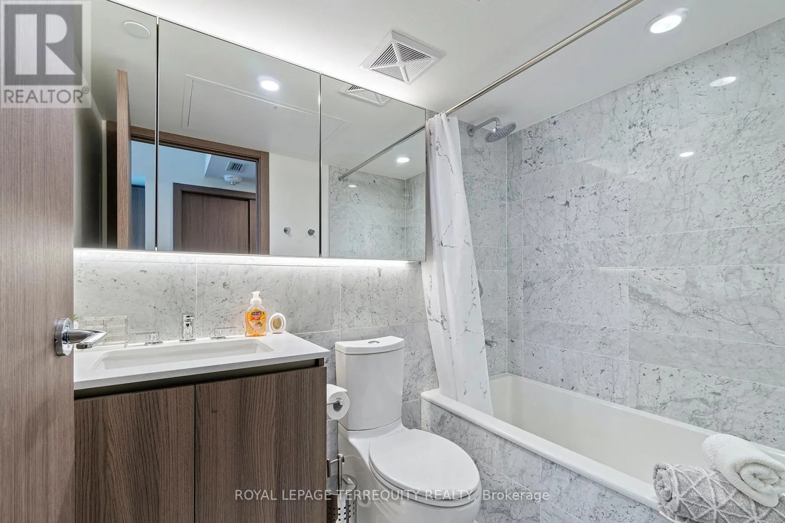 3010 - 19 BATHURST STREET