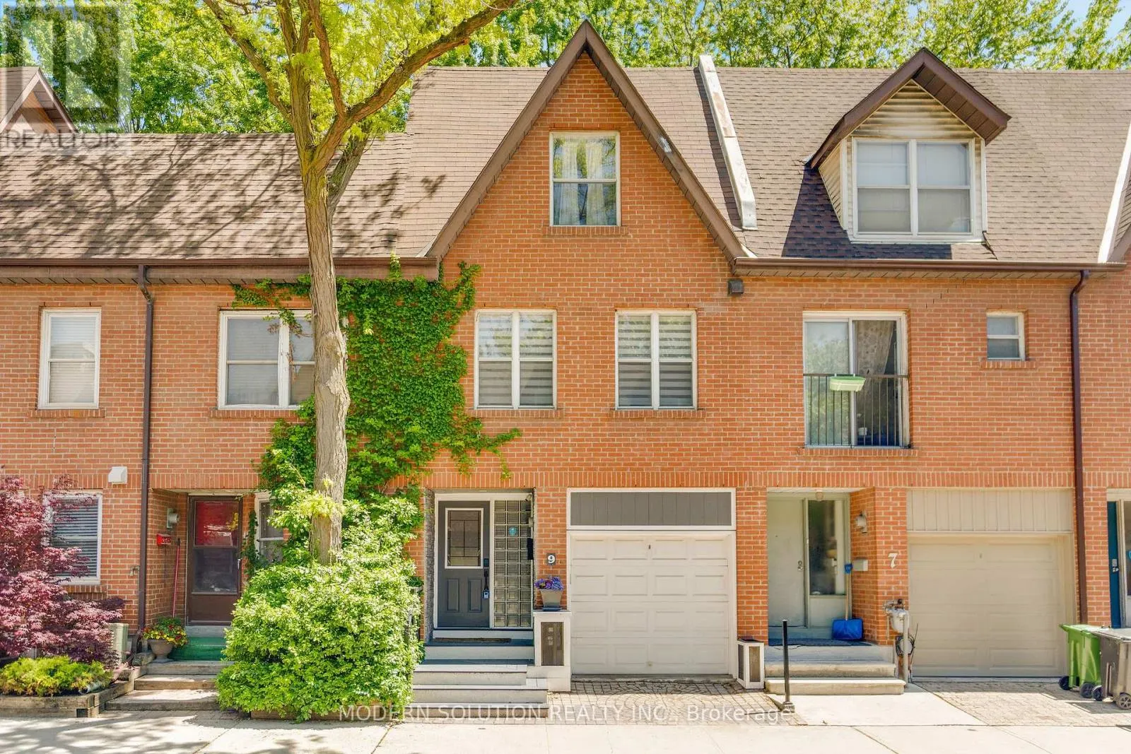 9 DOUVILLE COURT