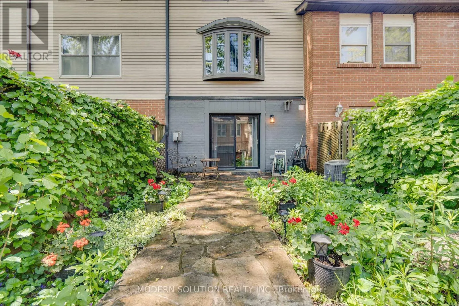 9 DOUVILLE COURT