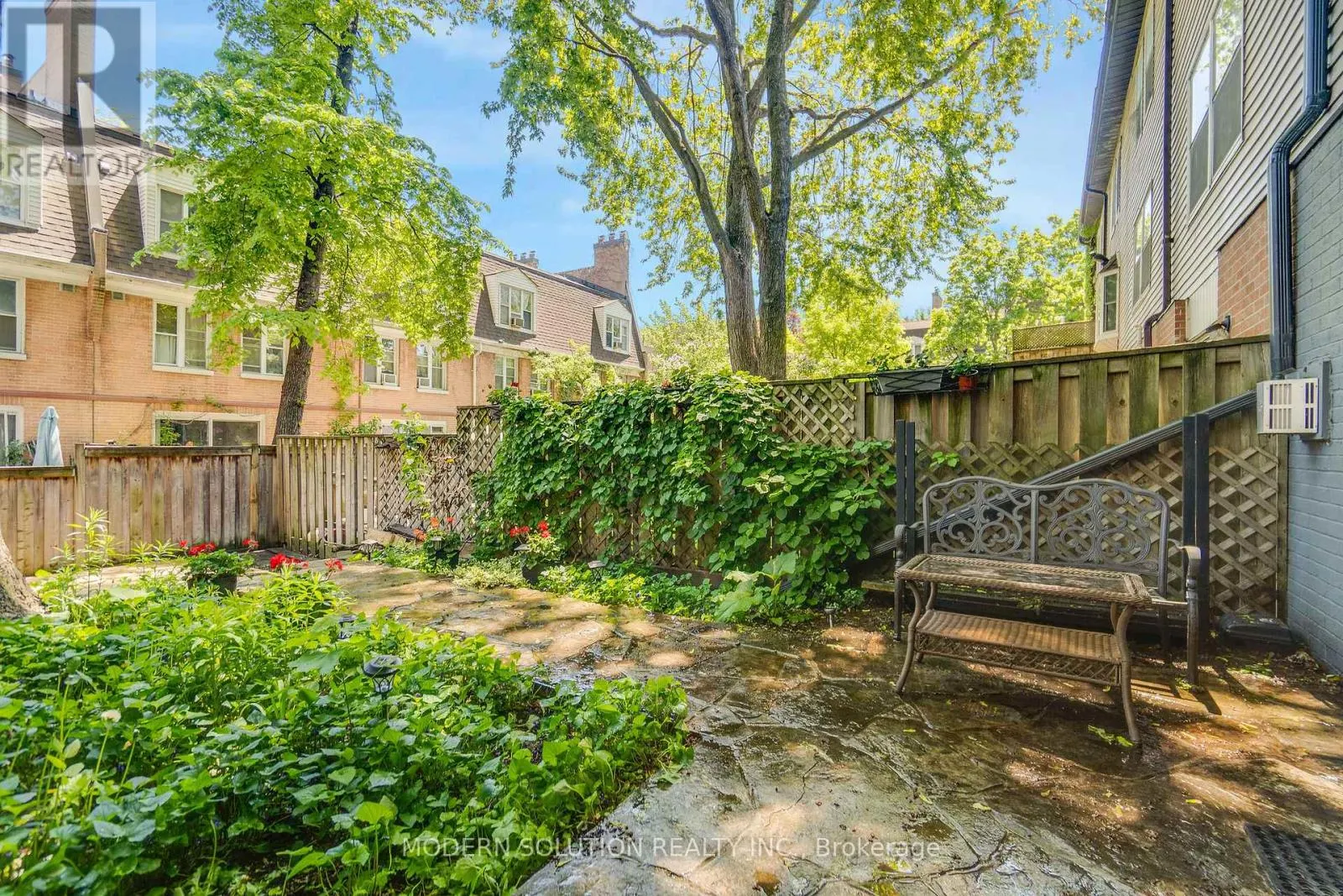 9 DOUVILLE COURT