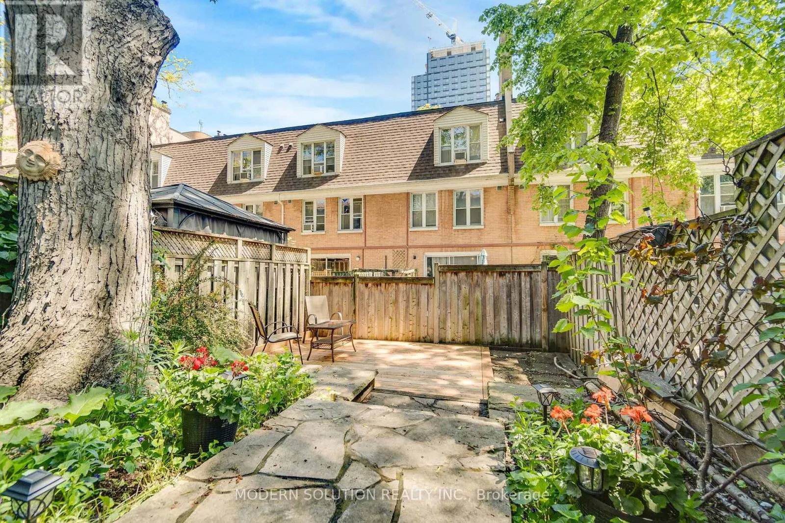 9 DOUVILLE COURT