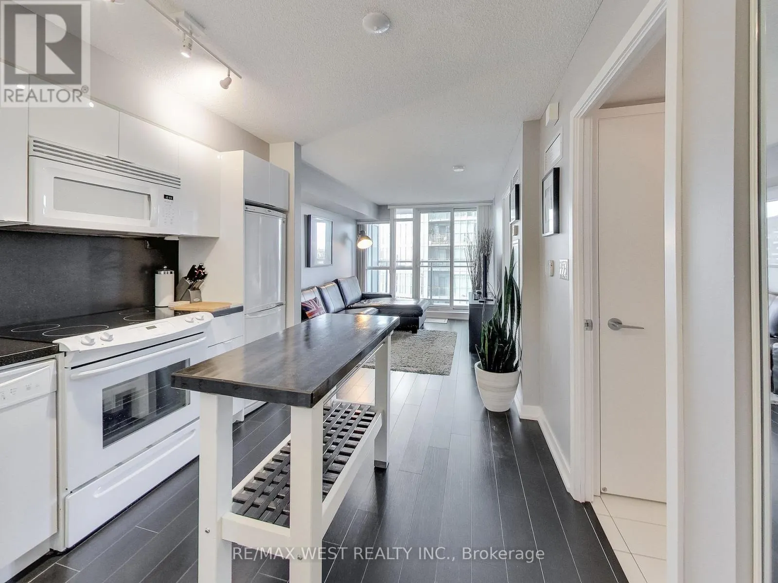 1110 - 15 ICEBOAT TERRACE E