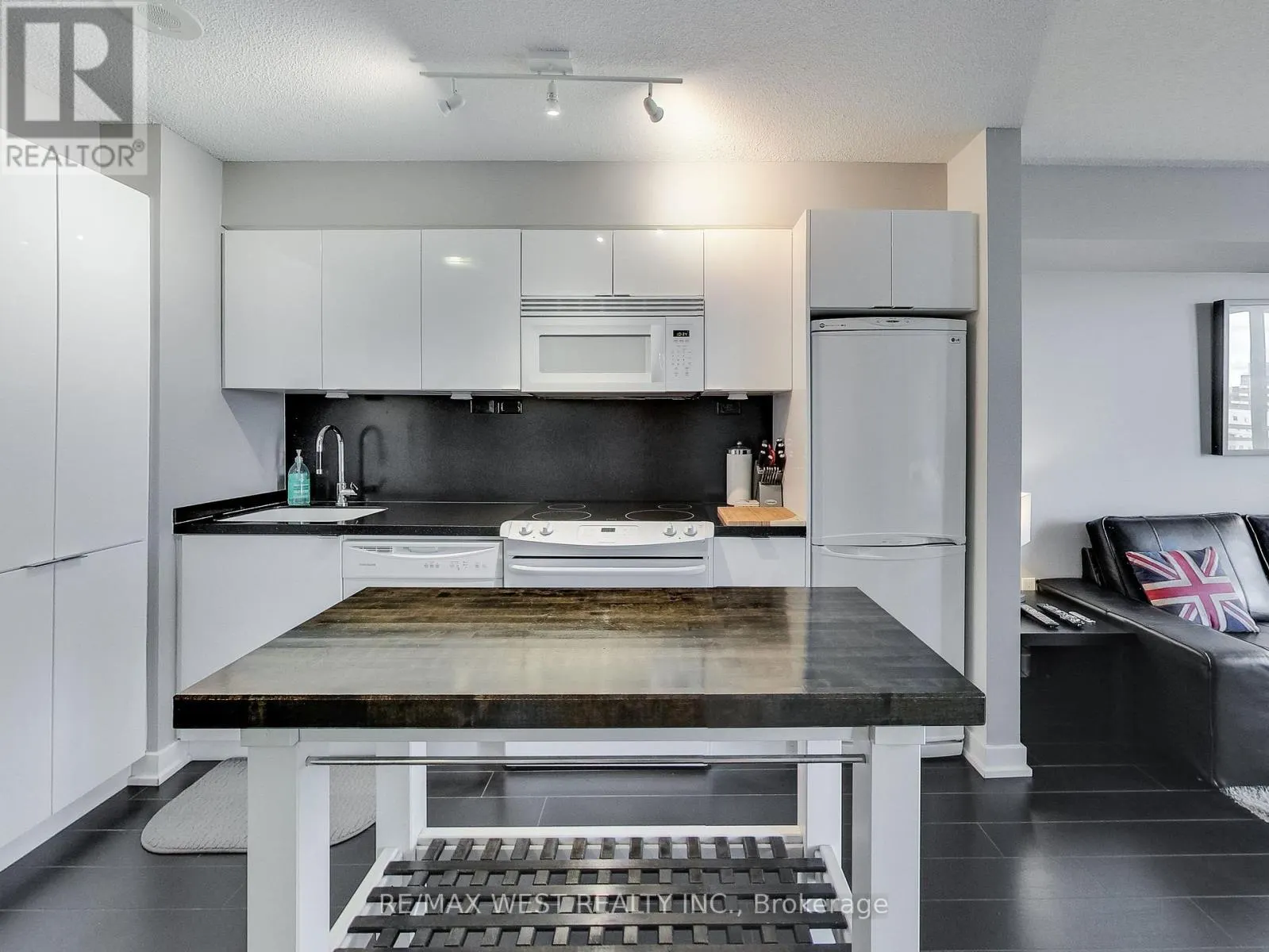 1110 - 15 ICEBOAT TERRACE E