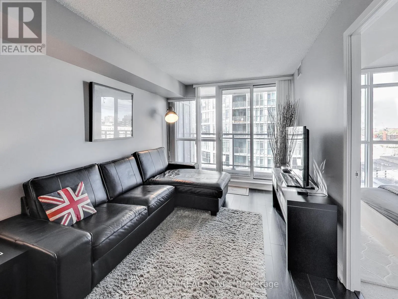 1110 - 15 ICEBOAT TERRACE E