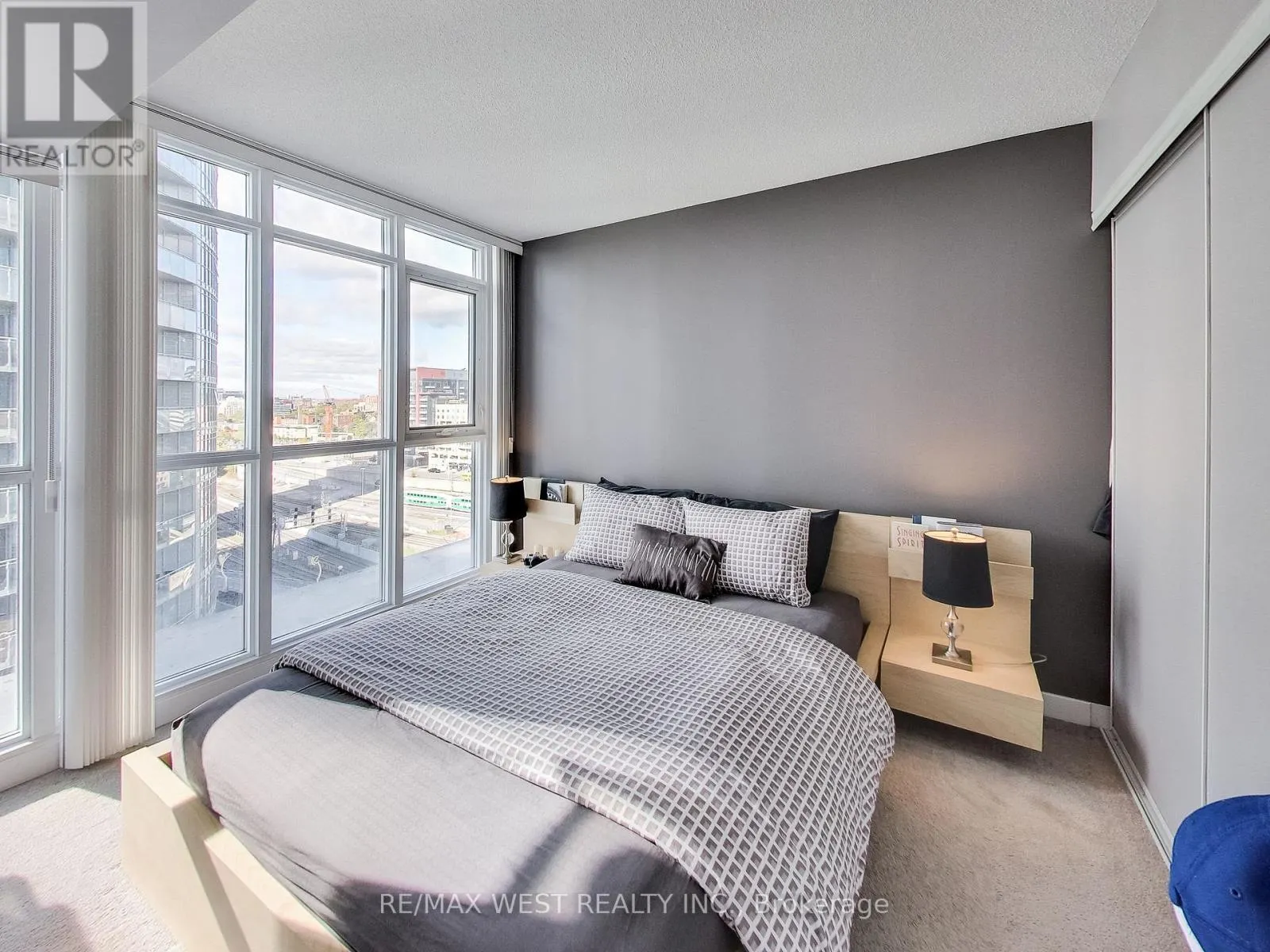 1110 - 15 ICEBOAT TERRACE E