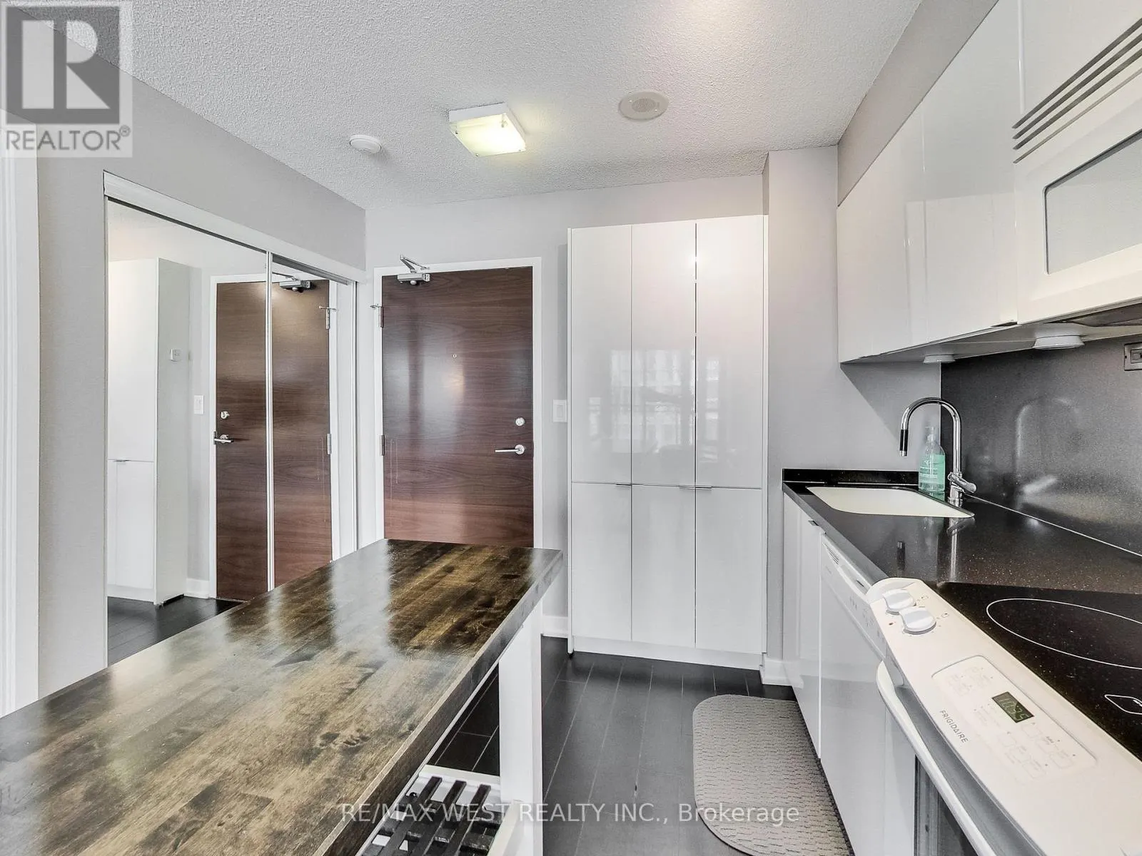 1110 - 15 ICEBOAT TERRACE E