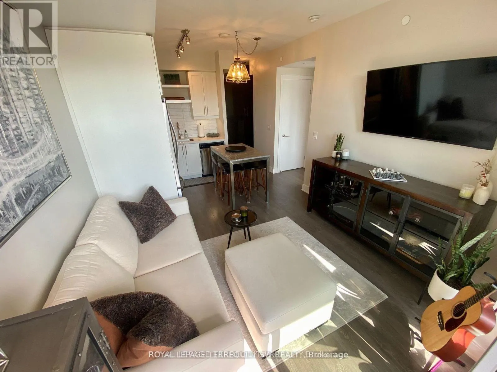 LPH28 - 525 ADELAIDE STREET W
