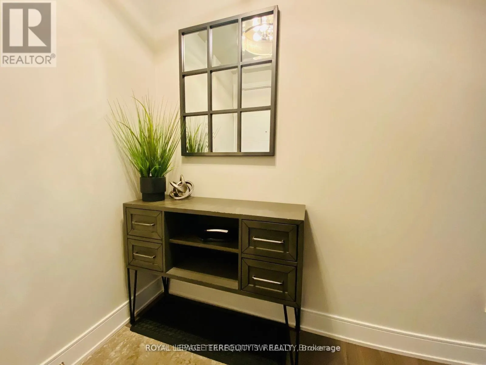 LPH28 - 525 ADELAIDE STREET W