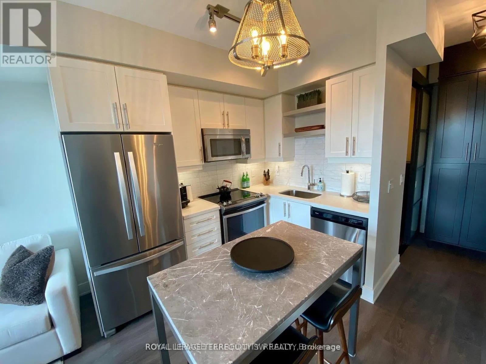LPH28 - 525 ADELAIDE STREET W
