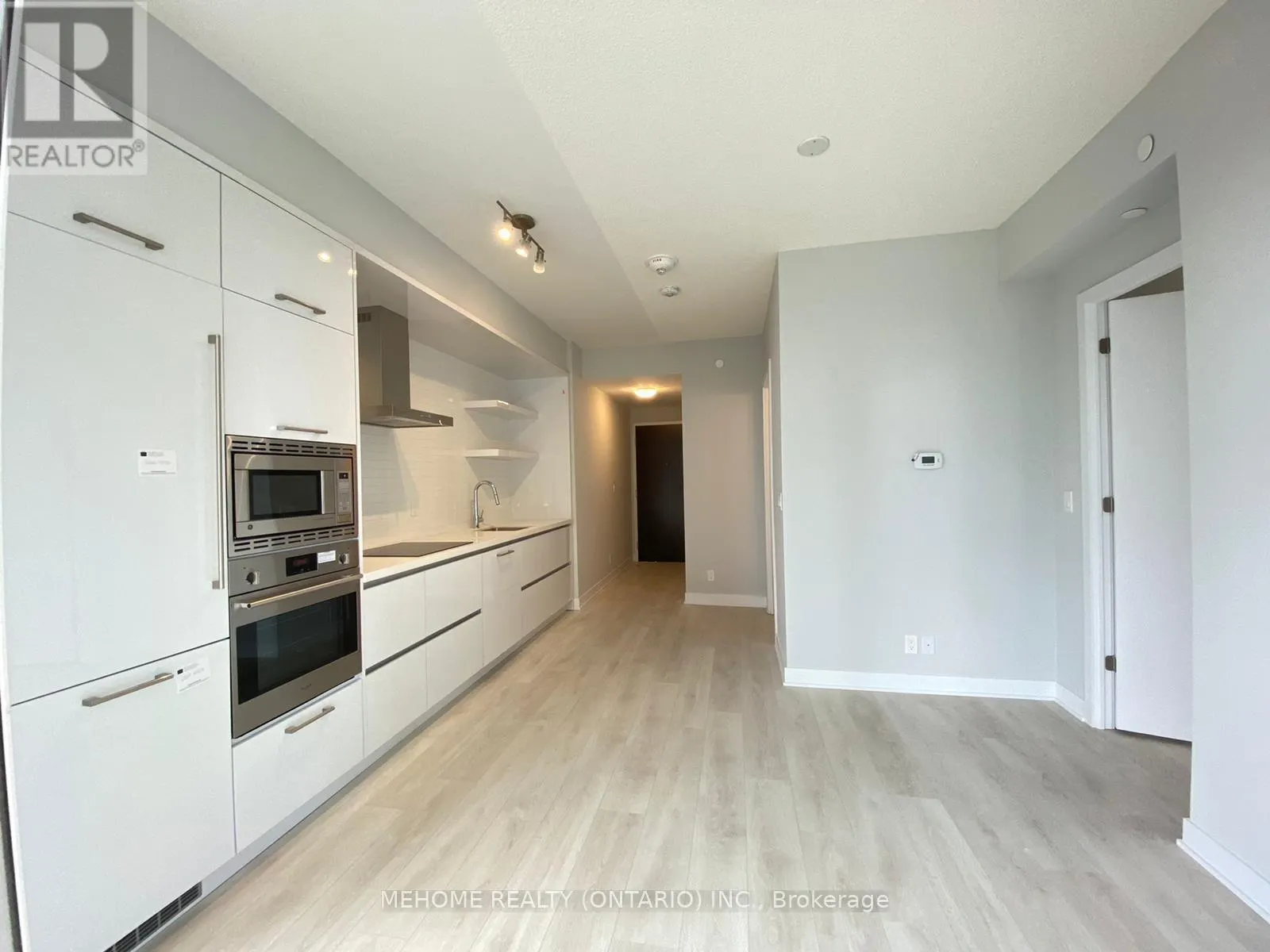 806 - 2221 YONGE STREET