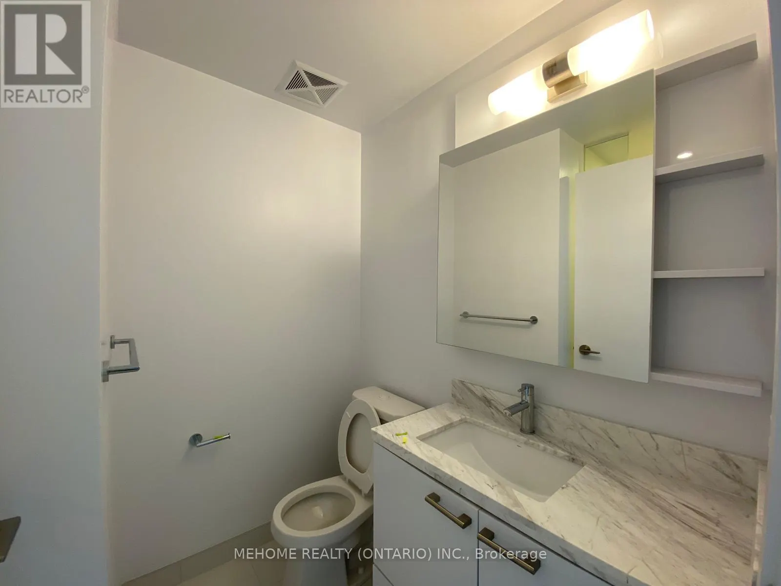 806 - 2221 YONGE STREET