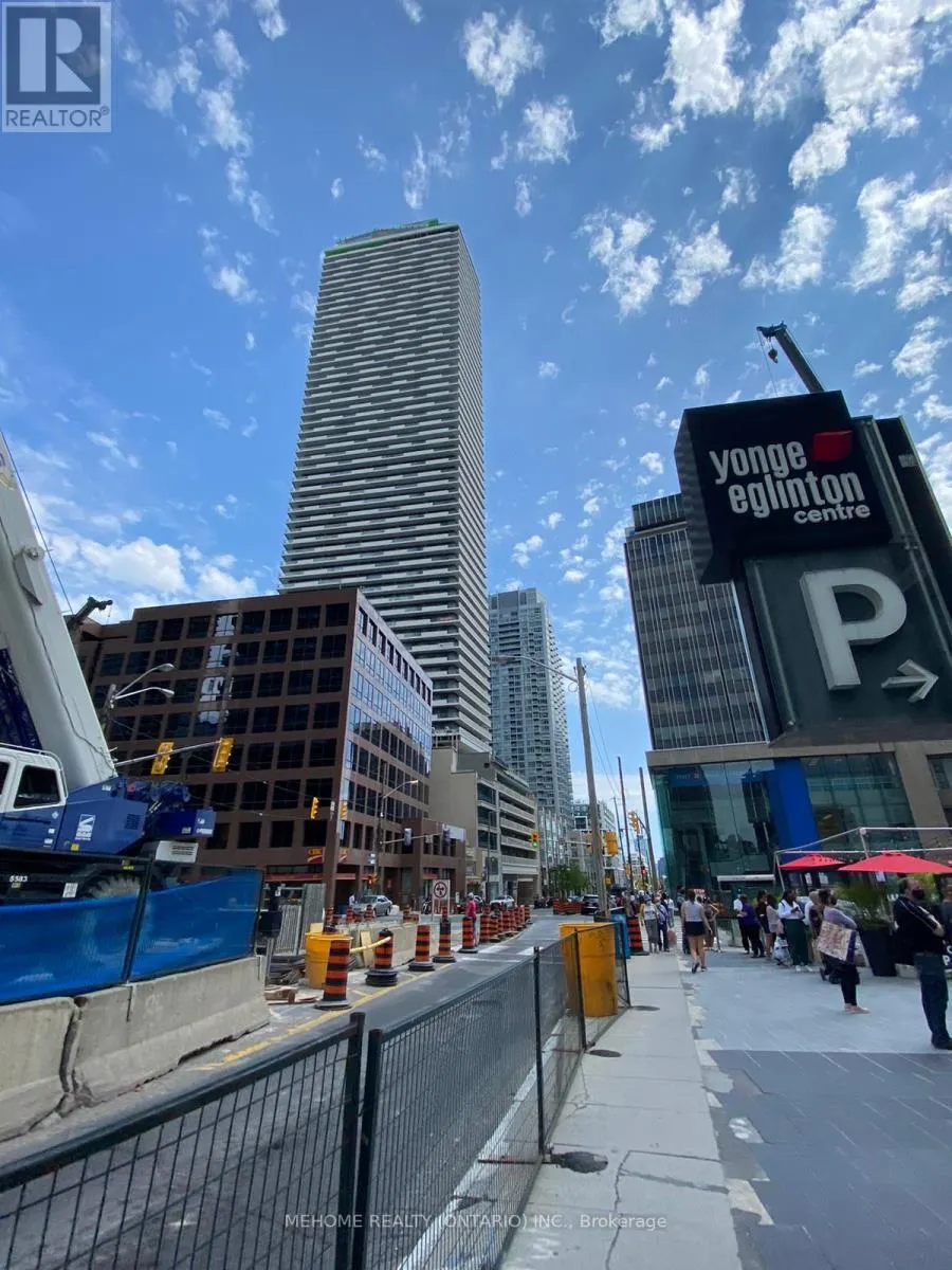 806 - 2221 YONGE STREET