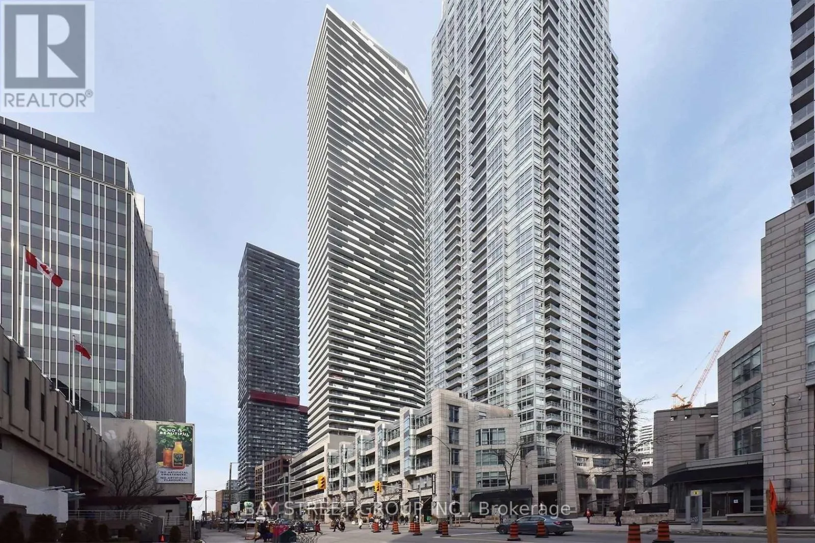 2705 - 2221 YONGE STREET