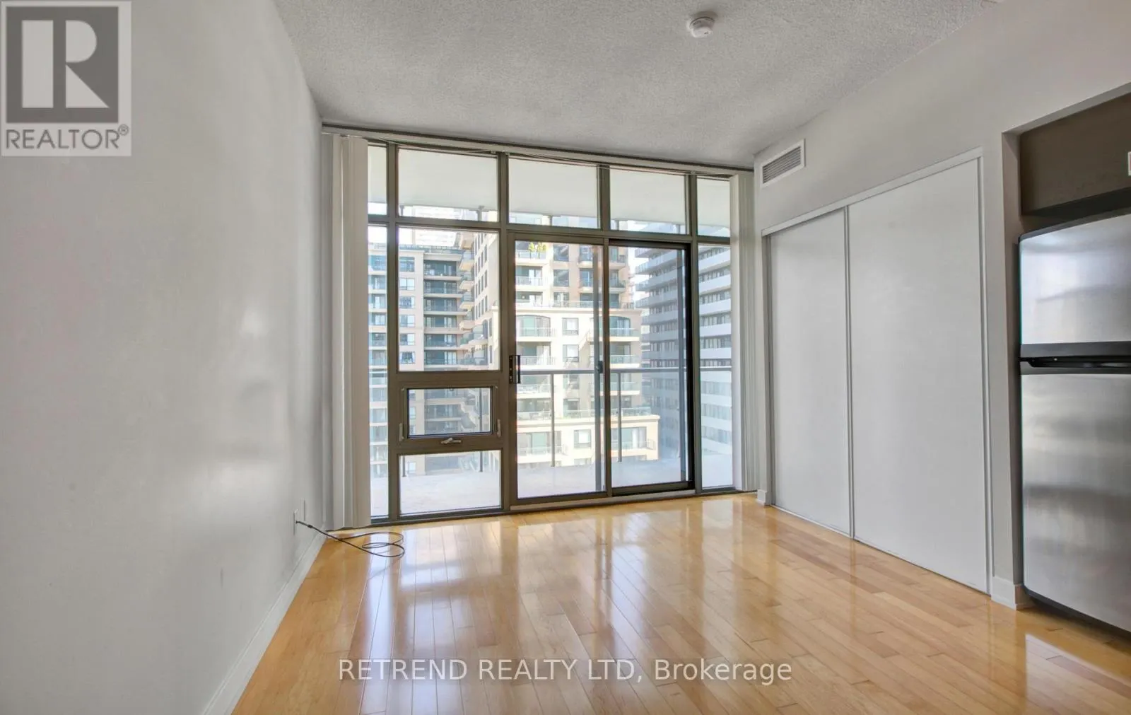 1010 - 33 CHARLES STREET E
