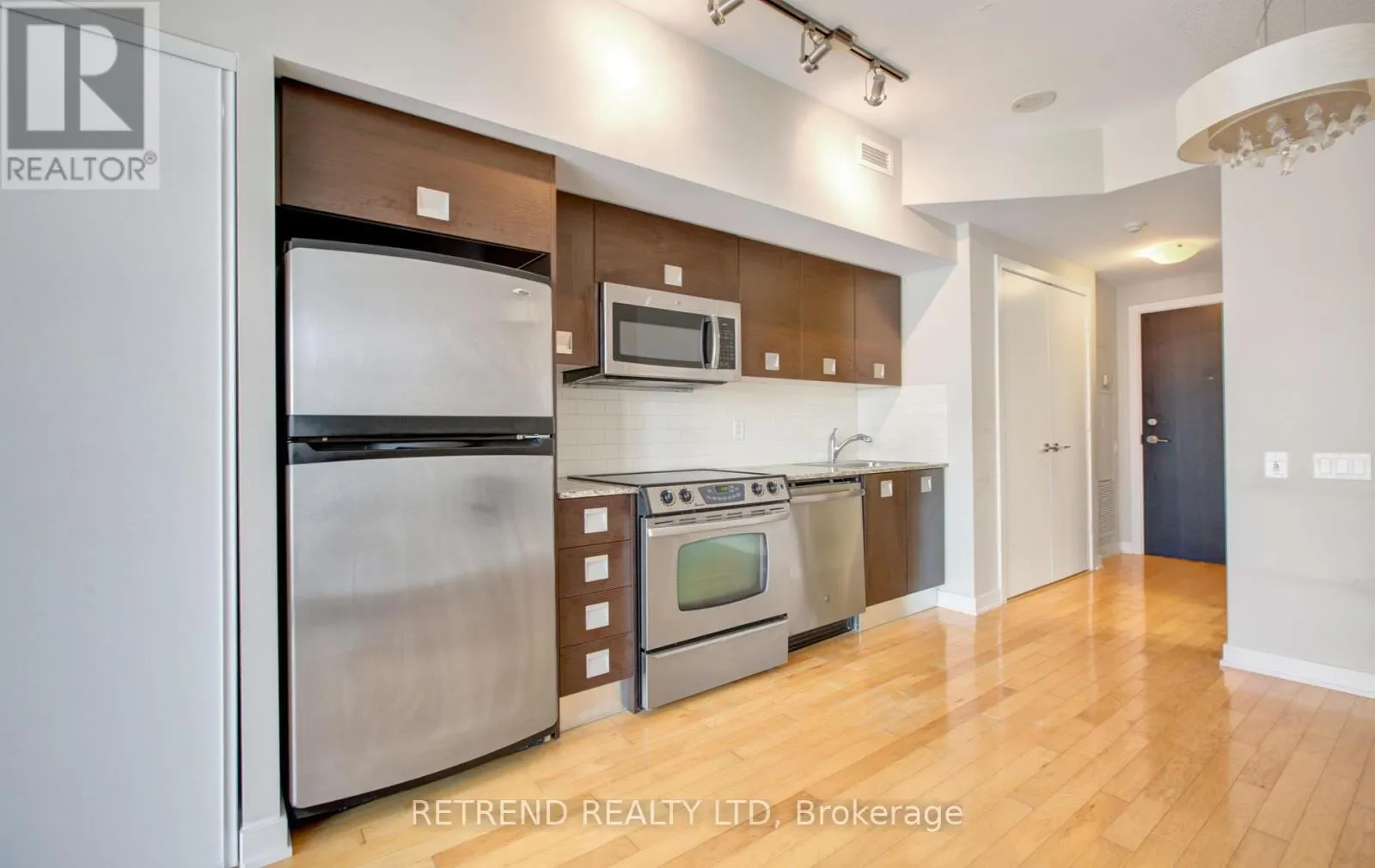 1010 - 33 CHARLES STREET E