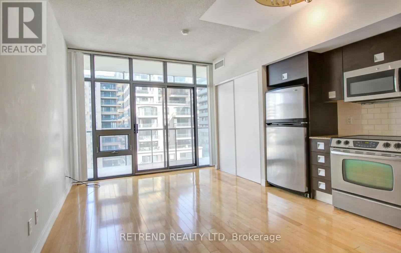 1010 - 33 CHARLES STREET E
