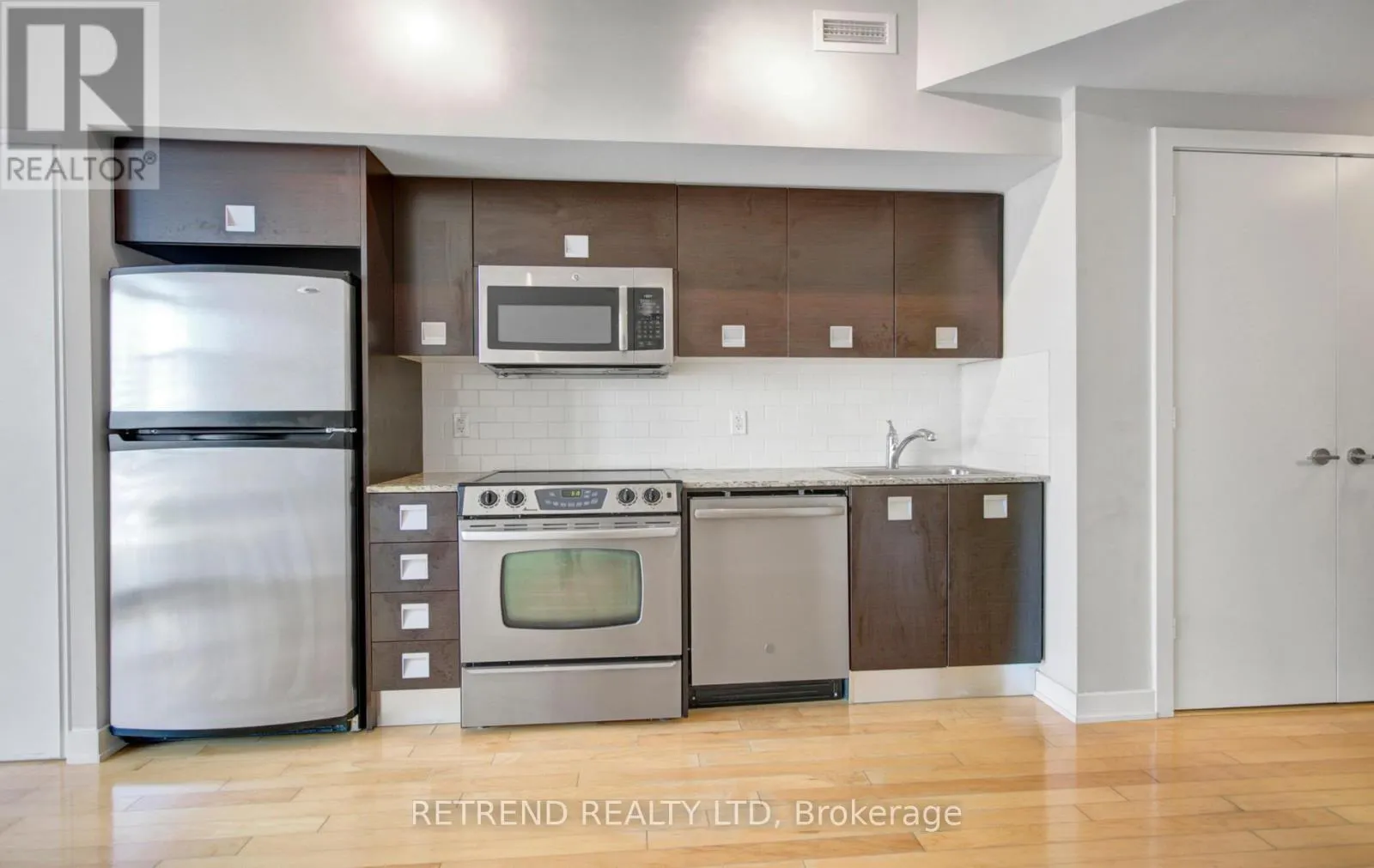 1010 - 33 CHARLES STREET E