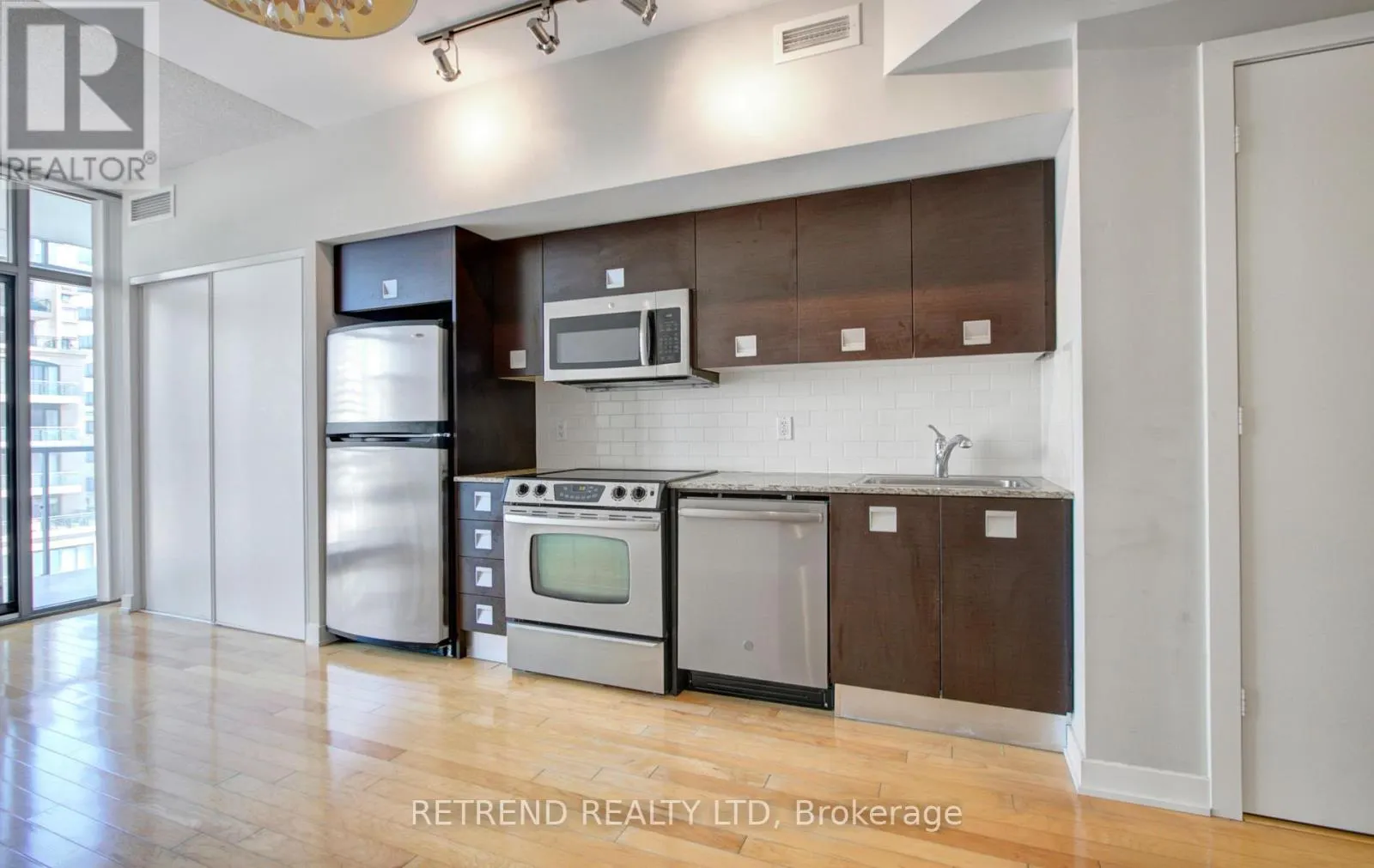 1010 - 33 CHARLES STREET E