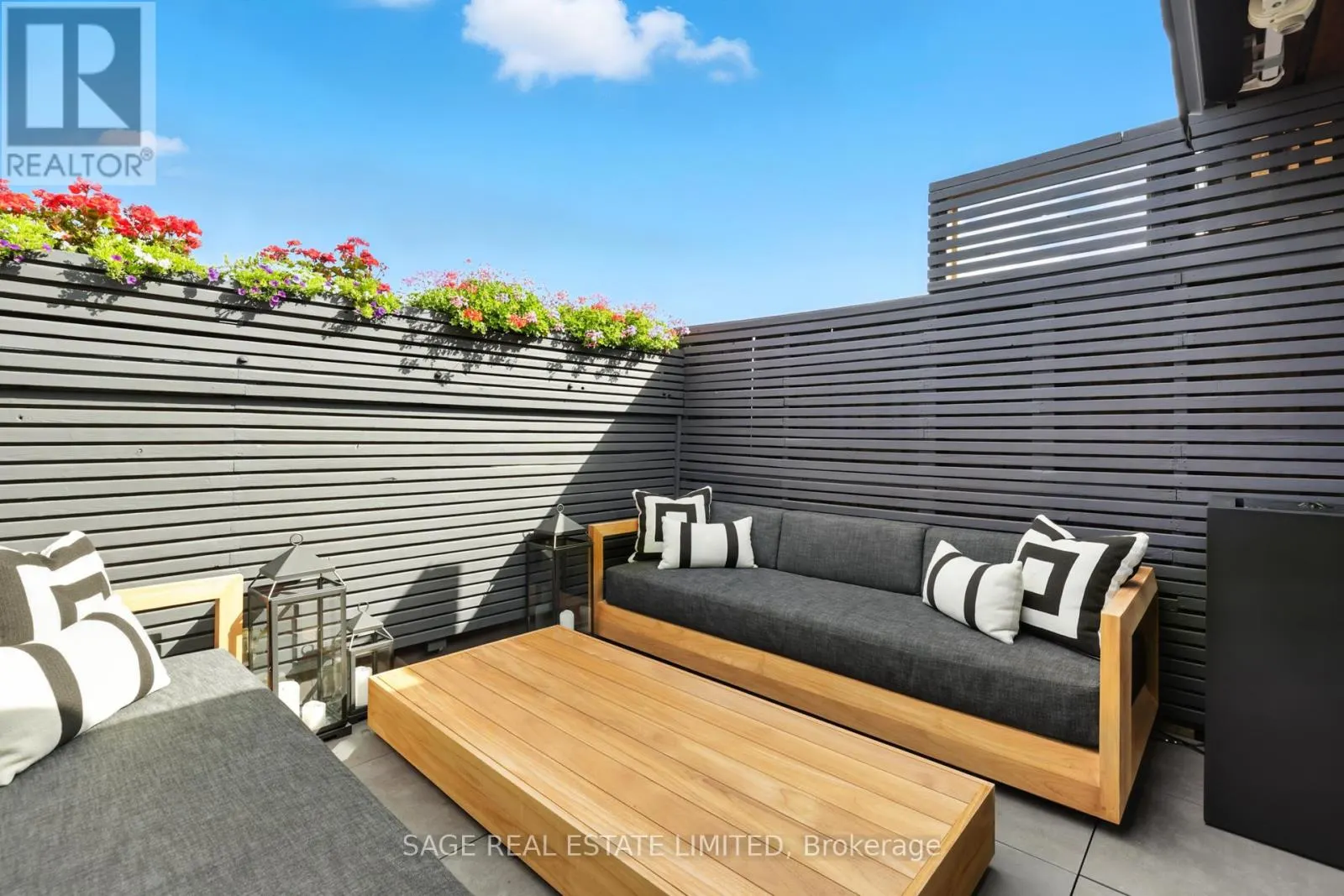 205 - 670 RICHMOND STREET W