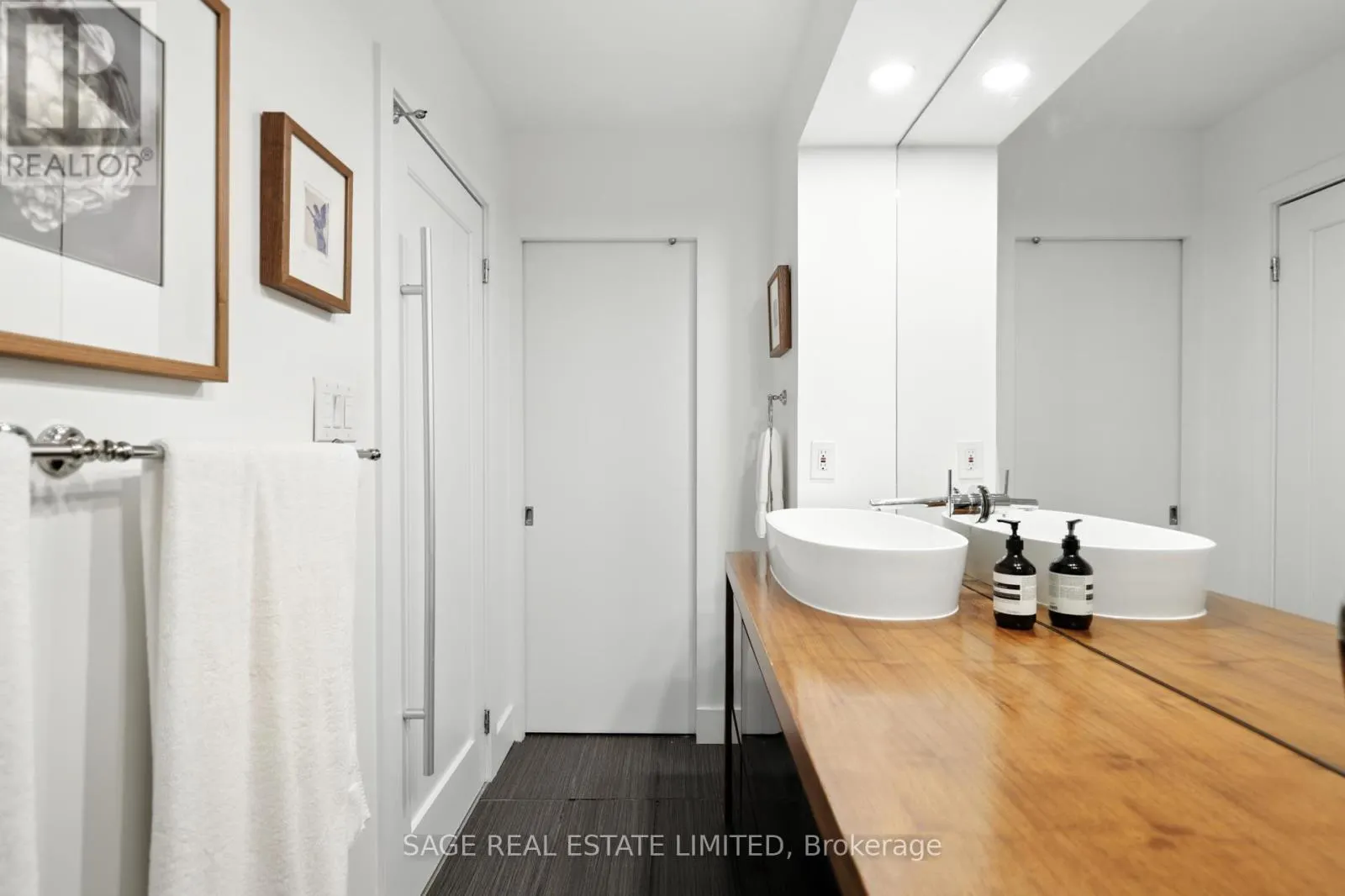 205 - 670 RICHMOND STREET W