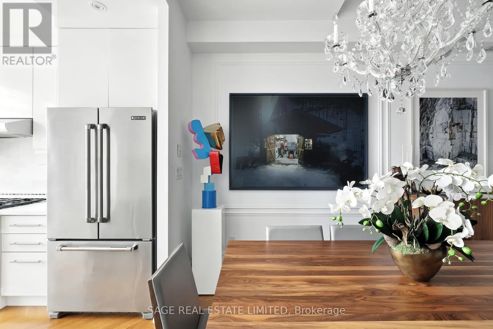 205 - 670 RICHMOND STREET W